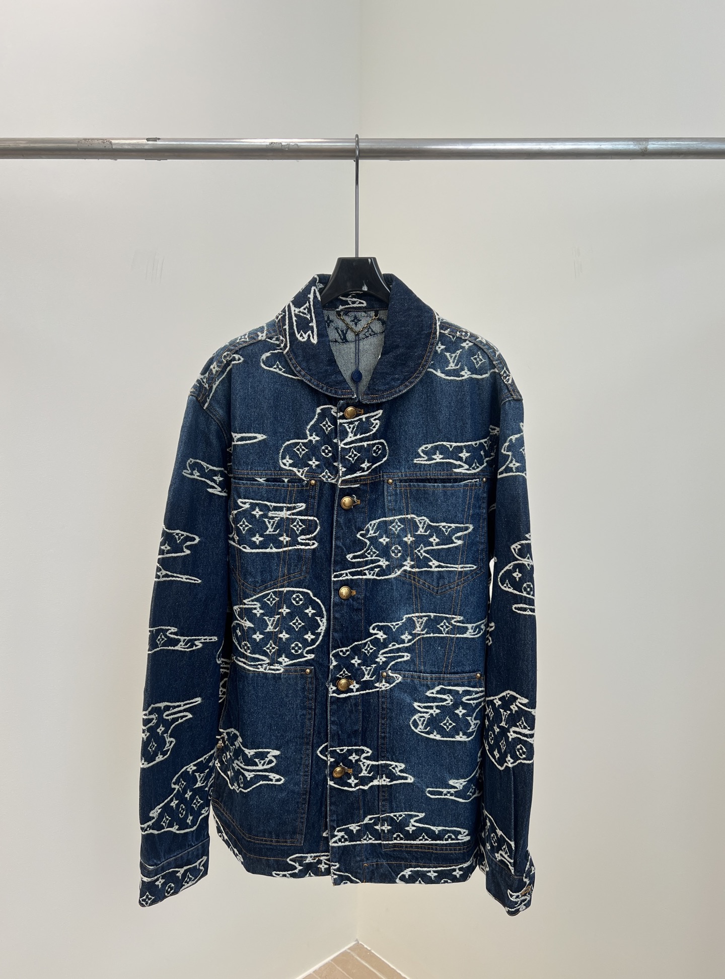 NO:491823,Men's LOUIS VUITTONNigo Co-branded Louis Autumn and Winter New Cloud Jacquard Embroidered Denim Jacket, Cotton Washed Tannin Fabric, Gold Button Embellished at the Front and Cuffs, Adjustable Laces at the Back Waist Monogram Clouds Jacquard Technique Pays tribute to traditional patchwork art, workwear waist style Loose style S M L XL,,louis vuitton,louis vuitton,jackets & coats,jackets & coats,alexander wang19860909男款LOUIS VUITTONNigo联名 路易 秋冬新款 云朵提花刺绣牛仔夹克外套、采用棉质水洗丹宁面料、前襟和袖口金色纽扣点缀、后腰可调节袢带Monogram Clouds提花工艺致敬传统拼布艺术、工装束腰版型 宽松版型 码数S M L XL,,louis vuitton,louis vuitton,jackets & coats,jackets & coats,alexander wang,Women's clothing