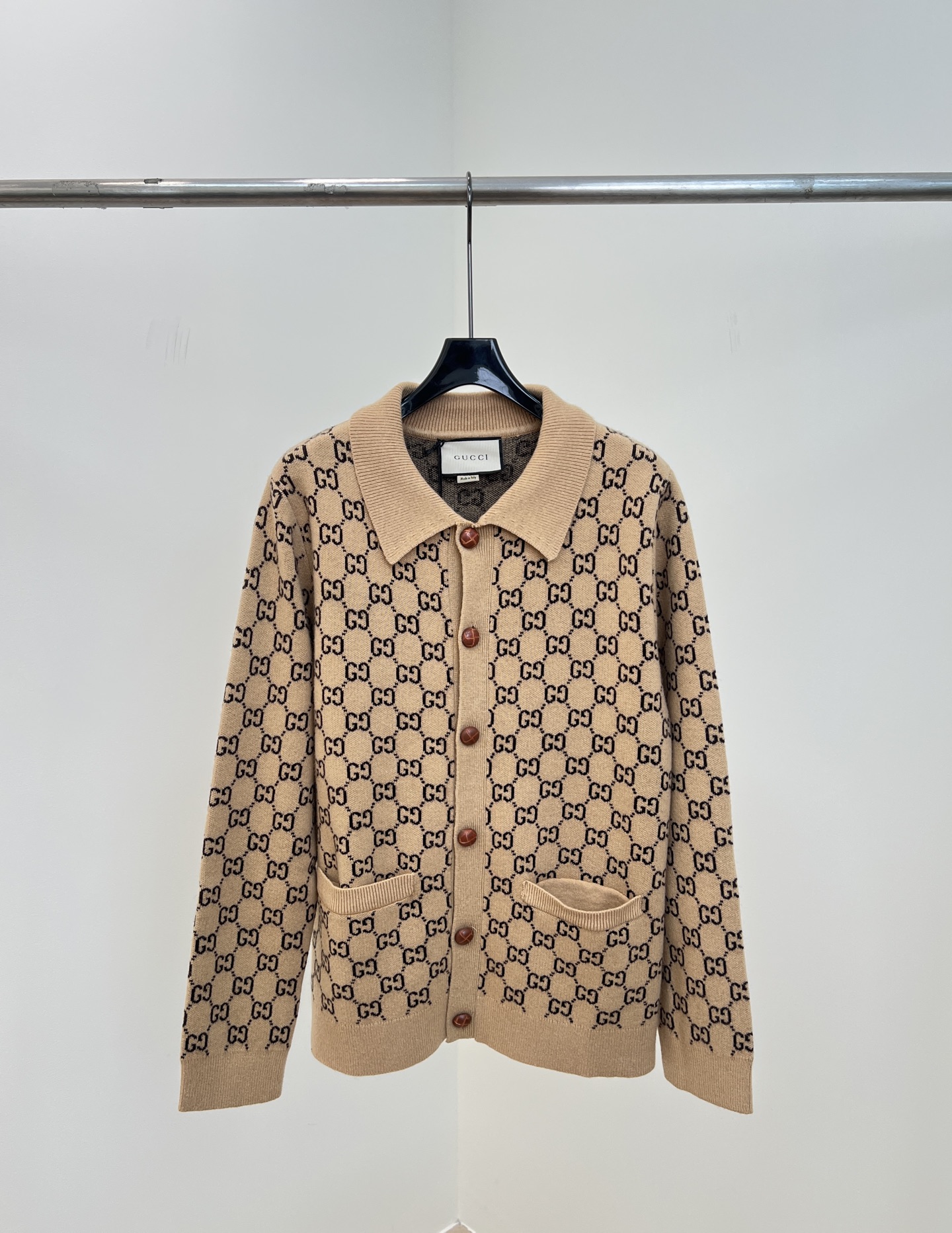 NO:491843,Gucci autumn and winter new style, presbyterian full-print knitted cardigan, dense double G letter print on the chest, brown button embellishment, casual style. S M L,,gucci,alexander wang19860909Gucci 秋冬新款 老花满印针织开衫、胸前密集双G字母印花、棕色纽扣点缀、休闲版型 码数S M L,,gucci,alexander wang,Women's clothing