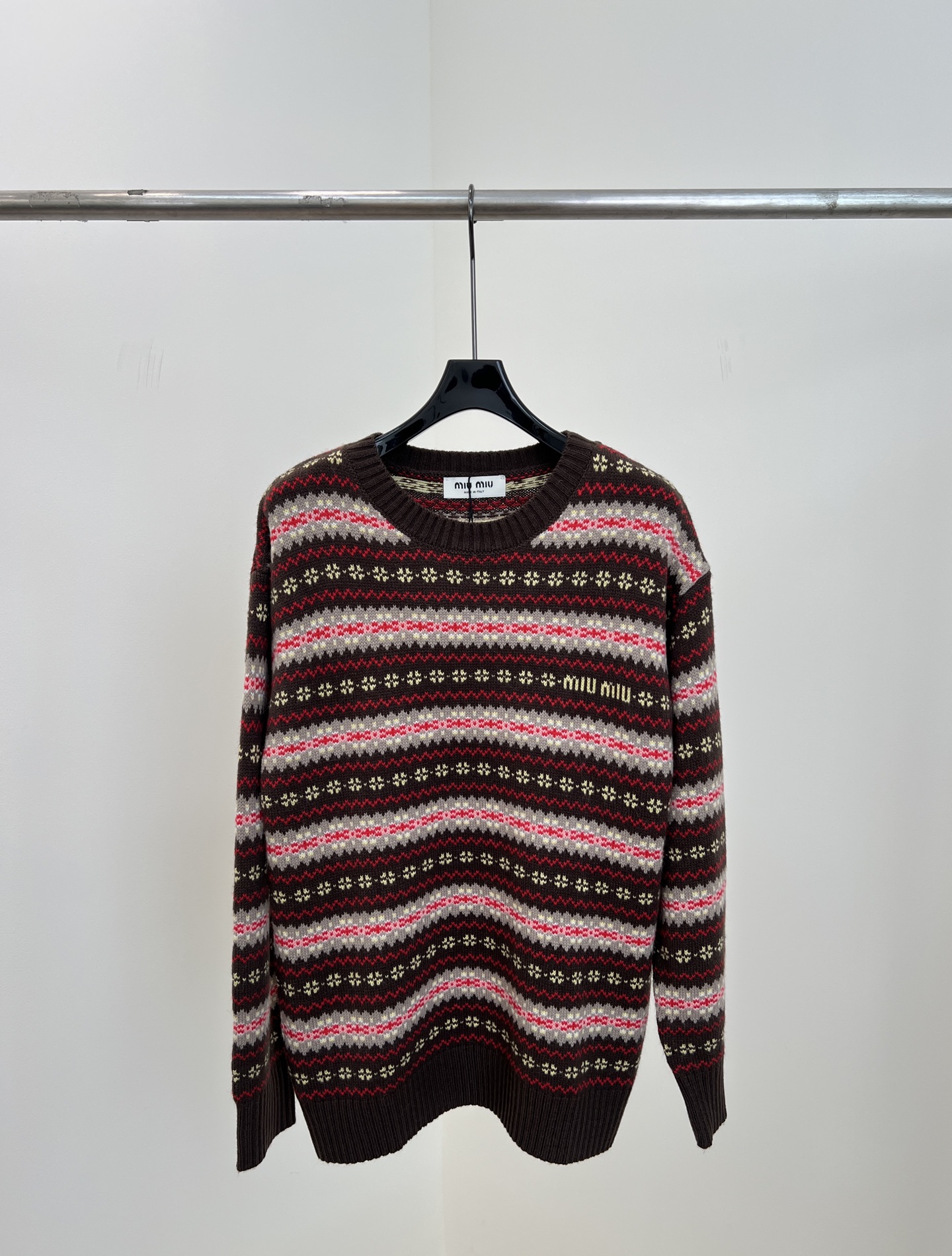 NO:491857,MiuMiu autumn and winter new style contrasting striped snowflake sweater, black and red contrasting striped snowflake element pattern decoration, wrapping with screw stripes tightening fabric is elastic and casual style. S M L,,miumiu,sweaters,alexander wang19860909MiuMiu 秋冬新款 撞色条纹雪花毛衣、黑红撞色条状排列雪花元素图案装饰、包边以螺形条纹收紧面料有弹性、休闲版型 码数S M L,,miumiu,sweaters,alexander wang,Women's clothing