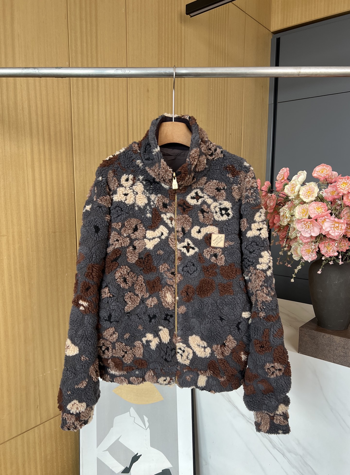 NO:501027,Louis Vuitton Louis autumn and winter new suede double-sided waist jacket, suede side with side pockets, solid collar with kangaroo pockets, solid collar with ribbed collar, hem and cuffs, casual style, same style for men and women Size S M L XL,,louis vuitton,louis vuitton,jackets & coats,alexander wang19860909LouisVuitton 路易秋冬新款 绒面双面束腰夹克、绒面一面配有侧袋、纯色一面配有袋鼠口袋、纯色一面配有罗纹衣领、下摆和袖口、休闲版型、男女同款 码数S M L XL,,louis vuitton,louis vuitton,jackets & coats,alexander wang,Women's clothing