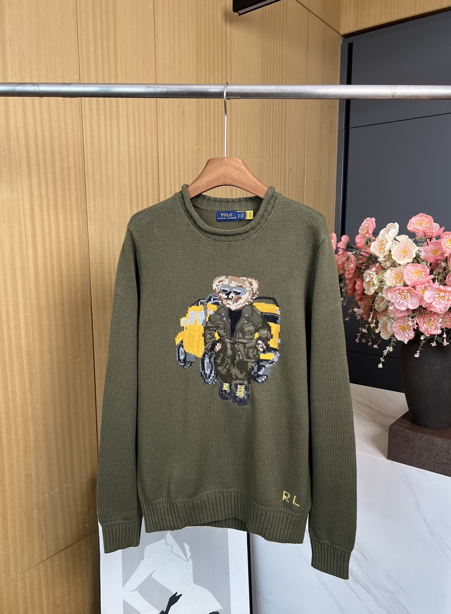 NO:500989,Men's polo ralph lauren Autumn and winter new style Retro military green bear embroidered sweater, inlay bear three-dimensional embroidery craftsmanship, ribbed neckline, casual style S ML XL,,loro piano, sweaters, alexander wang19860909男款polo ralph lauren 拉夫劳伦 秋冬新款 复古军绿色小熊刺绣毛衣、嵌花小熊立体刺绣工艺、罗纹领口、休闲版型 码数S ML XL,,loro piana,sweaters,alexander wang,Women's clothing