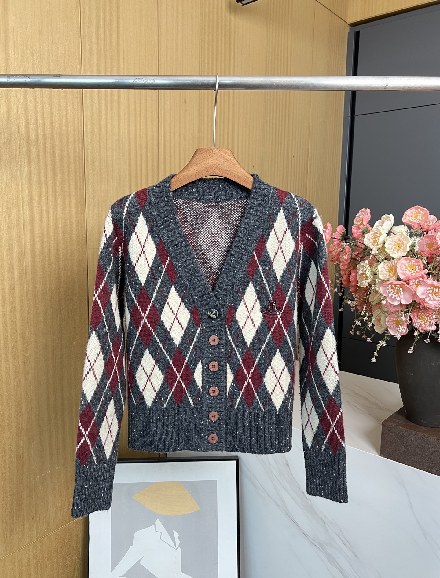 NO:501017,Vivienne Westwoo* Queen Mother of the West, new autumn and winter style, diamond plaid contrasting casual knitted cardigan, classic V-neck design, Saturn logo inlaid horn buckle, retro college style casual style S M L,,alexander wang19860909Vivienne Westwoo* 西太后 秋冬新款 菱形格纹撞色休闲针织开衫、经典V领设计、土星logo嵌花牛角扣、复古学院风 休闲版型 码数S M L,,alexander wang,Women's clothing