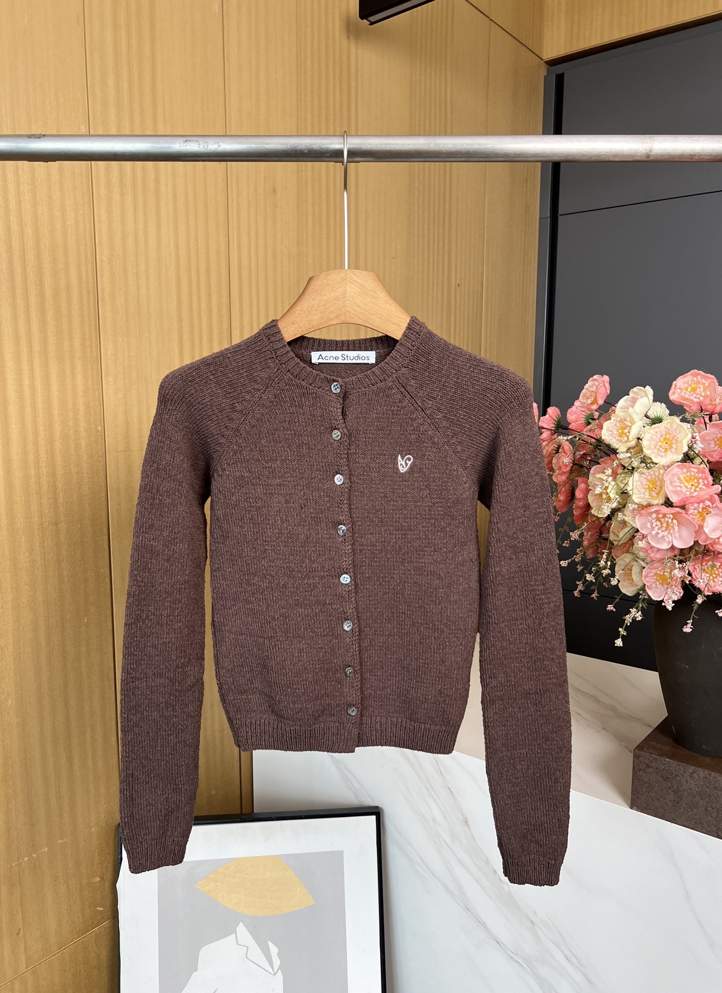 NO:501021,Acne Studios new autumn and winter style, Kelly round neck button knit cardigan, small love embroidery on the chest is exquisite and elegant, round neck button design shows temperament and slimness, slim short style shows the figure, and elastic fabric. S M L,,acne studios,dior,alexander wang19860909Acne Studios 秋冬新款 可露丽圆领纽扣针织开衫、胸前小爱心刺绣精致优雅、圆领纽扣设计显气质显瘦、修身短款版型超显身材、面料有弹性 码数S M L,,acne studios,dior,alexander wang,Women's clothing