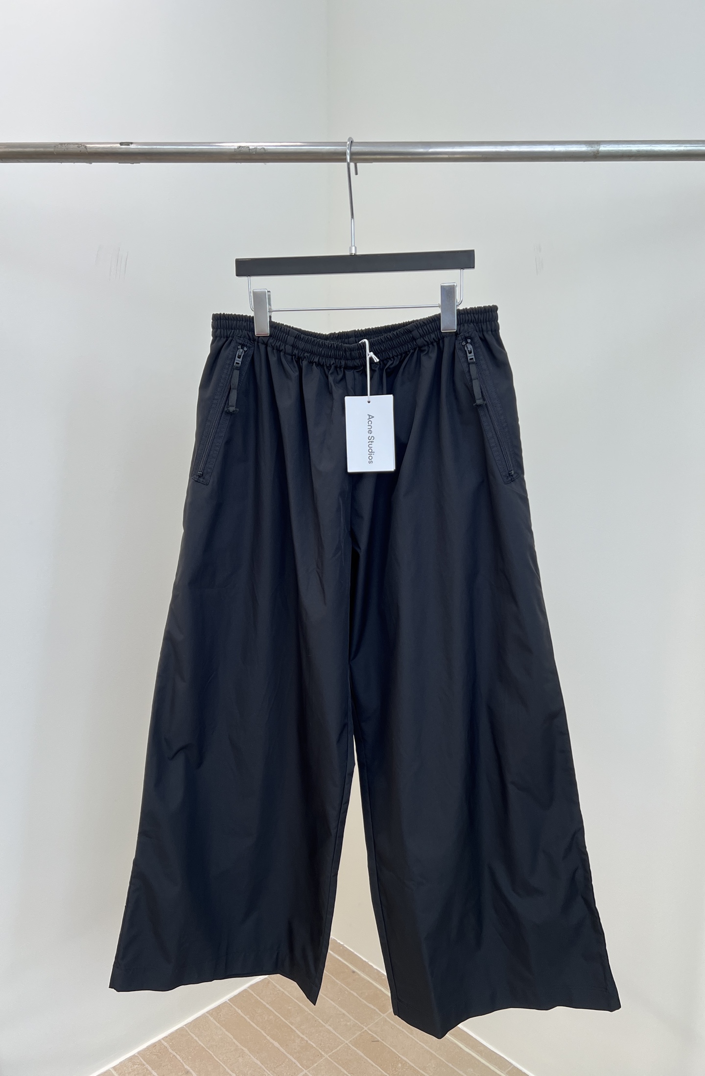 NO:501014,Acne Studios new autumn and winter style mid-waist logo printed loose casual pants trousers, trousers are made of cotton-blend fabric and feel dry, and the back pocket is decorated with Acne Studios logo printed, casual style. Same model for men and women. Size S M L,,acne studios,dior,alexander wang19860909Acne Studios 秋冬新款 中腰徽标印花宽松休闲裤长裤、长裤采用棉质混纺面料触感干爽、后袋饰有Acne Studios徽标印花、休闲版型 男女同款 码数S M L,,acne studios,dior,alexander wang,Women's clothing