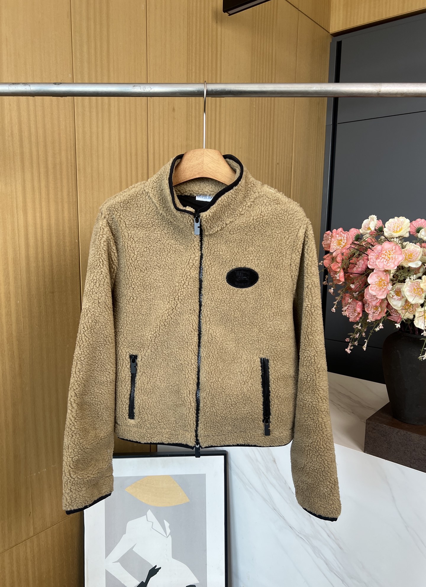 NO:501000,Burberry's new autumn and winter style, short lamb velvet jacket, classic stand-alone zipper design, black round logo embellishment on the chest, high-quality lamb velvet fabric, zippered pocket design on both sides, tightened cuffs Casual style S M L,,burberry, jackets & coats,alexander wang19860909Burberry 秋冬新款 羊羔绒短款外套、经典立领拉链设计、胸前黑色圆形徽标点缀、采用优质羊羔绒面料、两侧拉链口袋设计、袖口收紧 休闲版型 码数S M L,,burberry,jackets & coats,alexander wang,Women's clothing