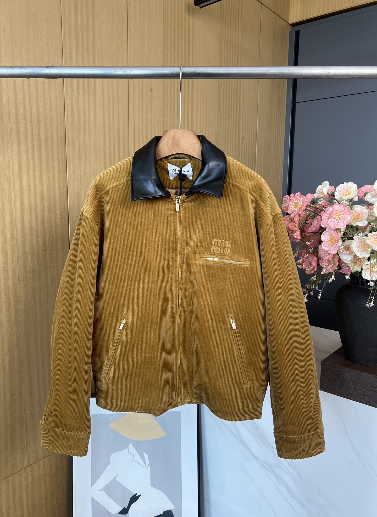 NO:501005,Miu Miu autumn and winter new style leather collar barley lint cotton jacket, corduroy material has a retro texture, black leather splicing, exquisite brand logo on the chest, casual style S M L,,miumiu, jackets & coats,alexander wang19860909Miu Miu 秋冬新款 皮领大麦色条绒棉服外套、灯芯绒材质自带复古质感、领口是黑色皮质拼接、胸前还有精致的品牌标识、休闲版型 码数S M L,,miumiu,jackets & coats,alexander wang,Women's clothing