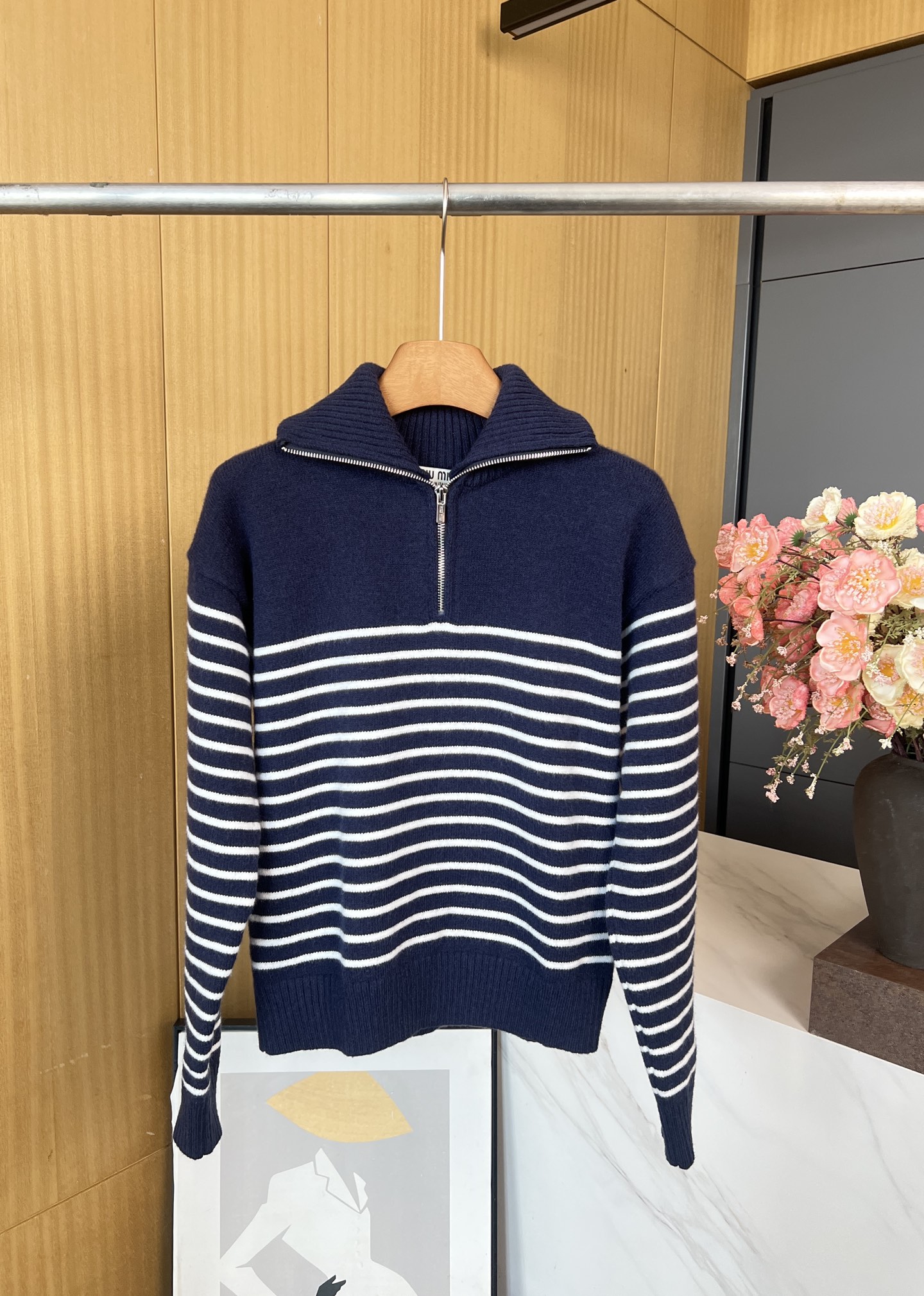 NO:501010,Miu Miu autumn and winter new style, high-neck neck striped sweater, cashmere wool fabric making, brand embroidery on the back, ribbed hem and cuffs, semi-zipper closure, casual style S M L,,miumiu, sweaters, alexander wang19860909Miu Miu 秋冬新款 高领领口条纹毛衣、羊绒羊毛面料制作、后背饰有品牌标识刺绣、罗纹下摆和袖口、半拉链开合、休闲版型 码数S M L,,miumiu,sweaters,alexander wang,Women's clothing