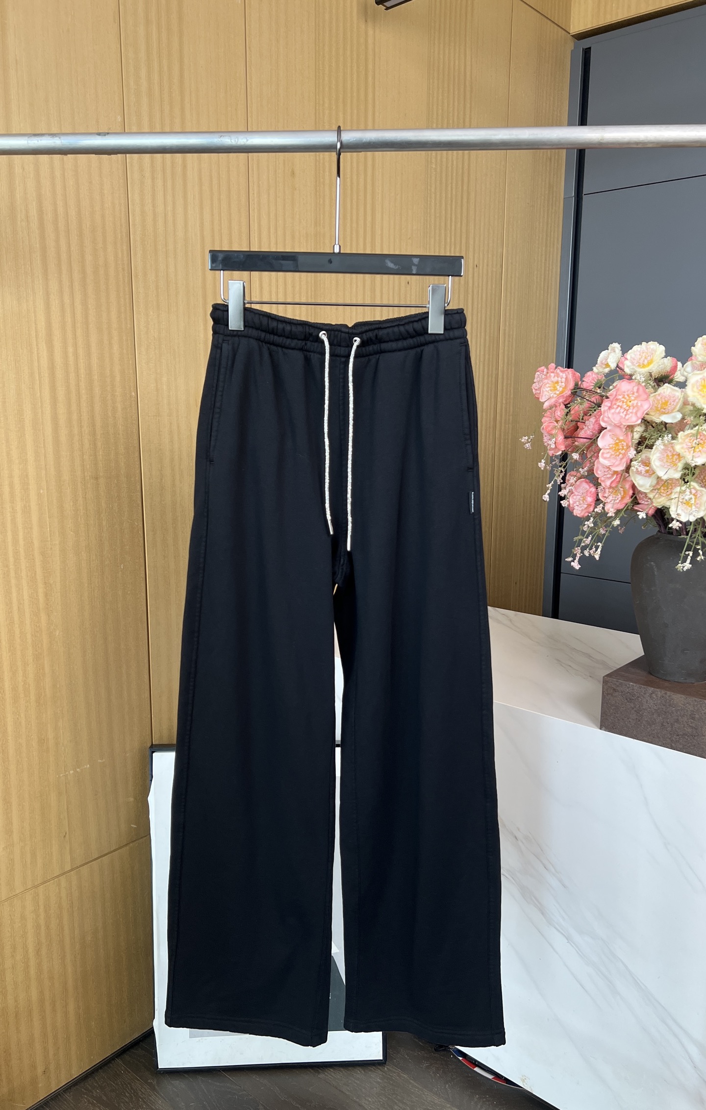 NO:501015,Alexander Wang New autumn and winter style drawstring elastic waist and floor straight wide-leg pants, crystal drawstrings are used for old, top body is lazy and versatile, straight style S M L, alexander wang, alexander wang19860909Alexander Wang 大王 秋冬新款 抽绳松紧腰拖地直筒阔腿裤、水晶抽绳做旧、上身又慵懒百搭、直筒版型 码数S M L,,alexander wang,alexander wang,Women's clothing