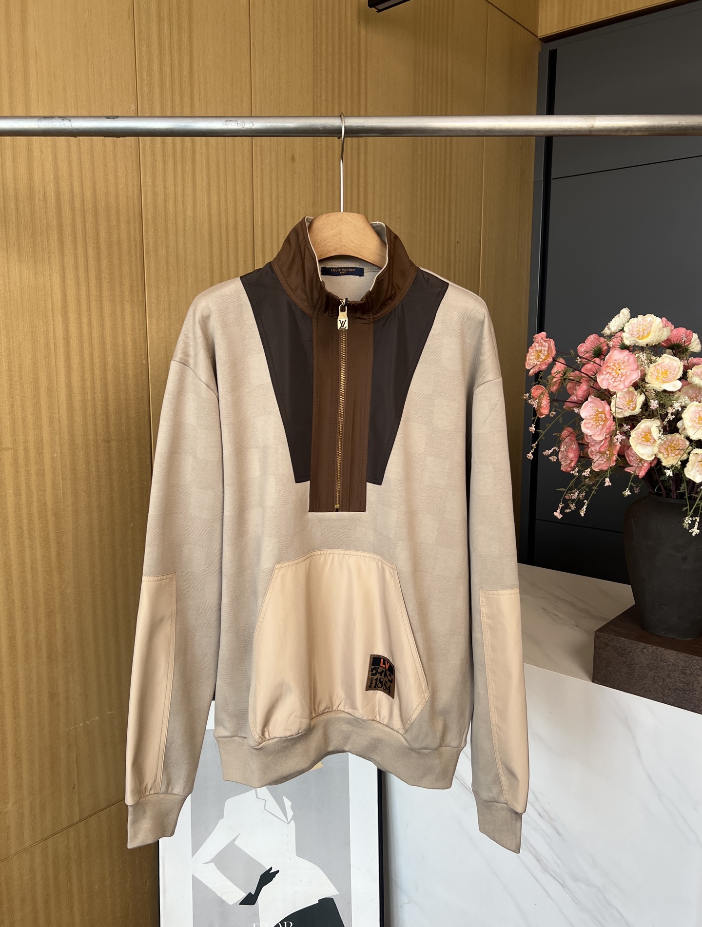 NO:504367,Louis Vuitton Autumn and Winter New Half Zipper Work Pullover, Bead Floor Blended Body Splicing Contrast Color, Kangaroo Pocket Embroidery LV Japan Labels, collars, pockets and sleeves are equipped with sporty style and casual style, men and women Size SMLXL,,louis vuitton,louis vuitton,louis vuitton,alexander wang19860909LouisVuitton 路易 秋冬新款 半拉链工装套头衫、珠地棉混纺衣身拼接撞色、袋鼠口袋刺绣 LV Japan 标签、衣领、口袋和衣袖配有运动风格、休闲版型,男女同款 码数SMLXL,,louis vuitton,louis vuitton,louis vuitton,alexander wang,Women's clothing