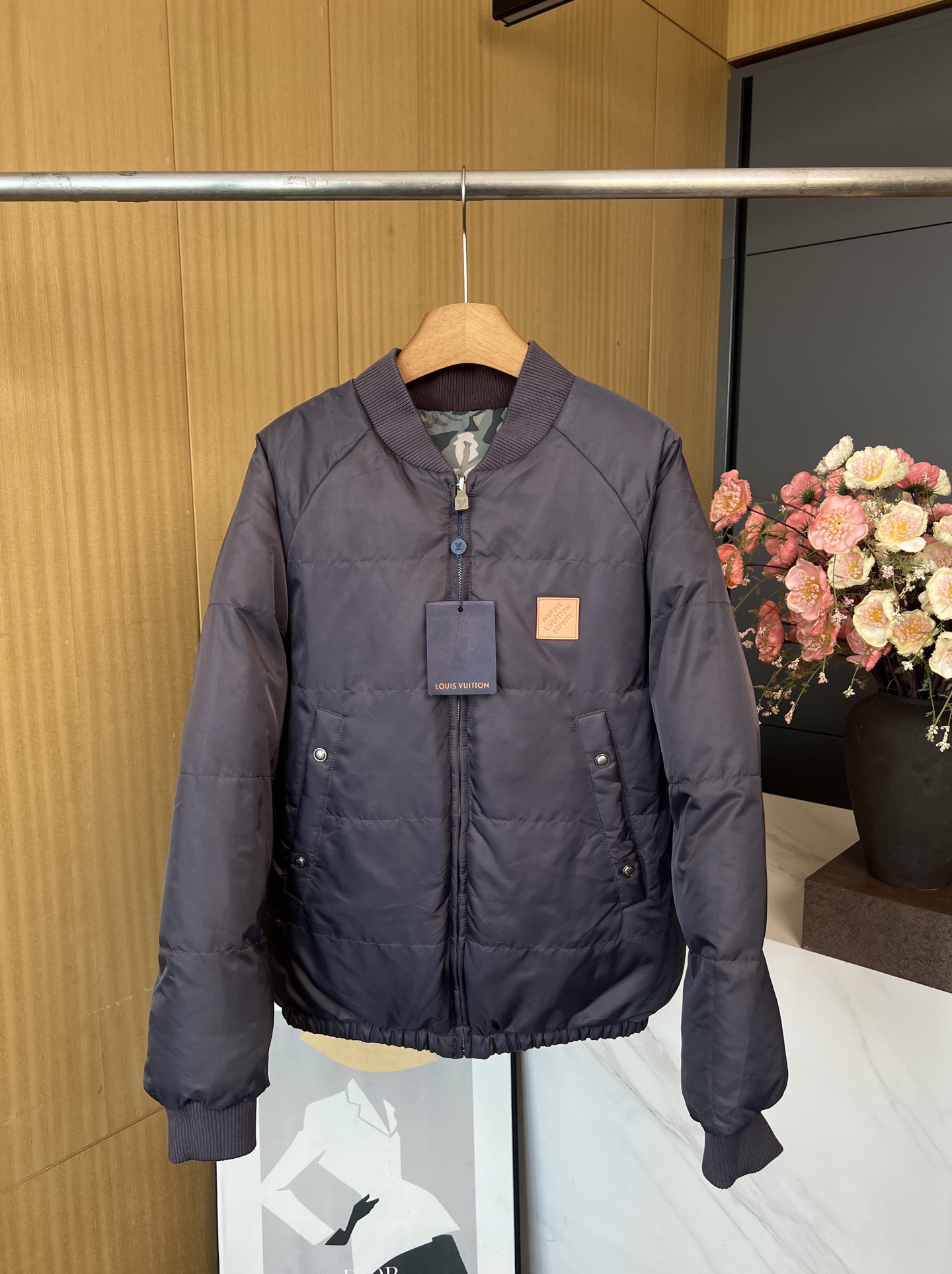 NO:504372,Louis Vuitton Autumn and Winter New Double-sided Camouflage Zipper Baseball Cotton Coat, One side of logo print, One side of solid color, Ribbed collar and cuffs on the front and back, Elastic hem on the front and back, casual style on the front and back, SMLXL,,louis vuitton,louis vuitton,alexander wang19860909LouisVuitton 路易 秋冬新款 双面迷彩拉链棒球棉服、一面标识图案印花一面纯色、正反面均配有罗纹衣领和袖口、正反面均配有弹力下摆、休闲版型,男女同款 码数SMLXL,,louis vuitton,louis vuitton,alexander wang,Women's clothing