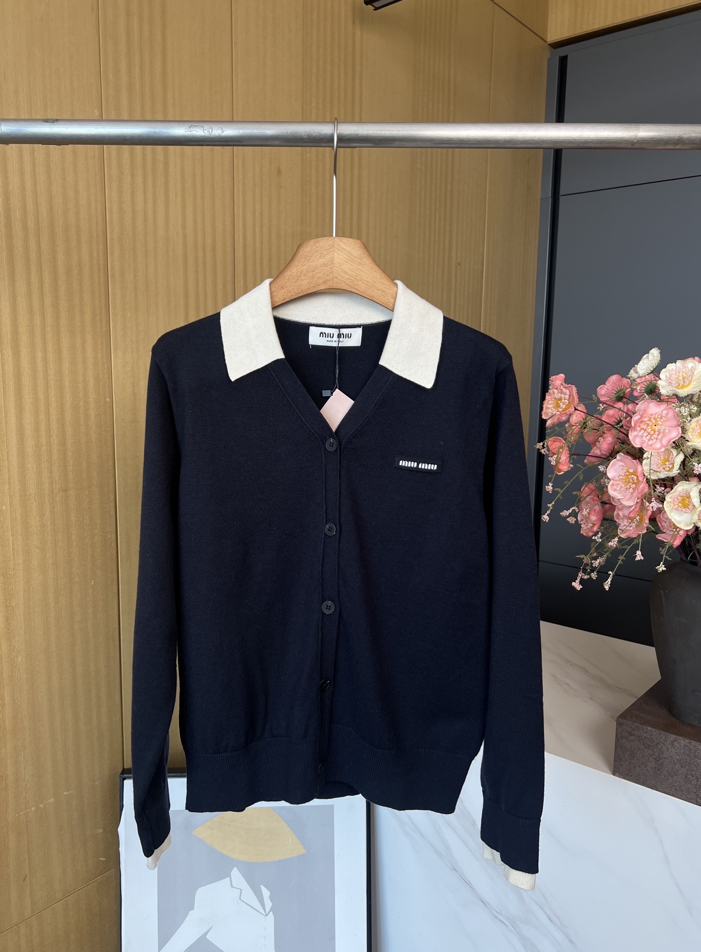 NO:504382,MIU MIU Autumn and Winter New Style Fake Two-piece POLO sweater, light blue neckline cuffs fake two-piece design, exquisite embroidery logo embellishment on the chest, casual style S M L,,miumiu,alexander wang19860909MIU MIU 秋冬新款 假两件POLO针织衫、浅蓝色领口袖口假两件设计、胸前精致刺绣logo点缀、休闲版型 码数S M L,,miumiu,alexander wang,Women's clothing