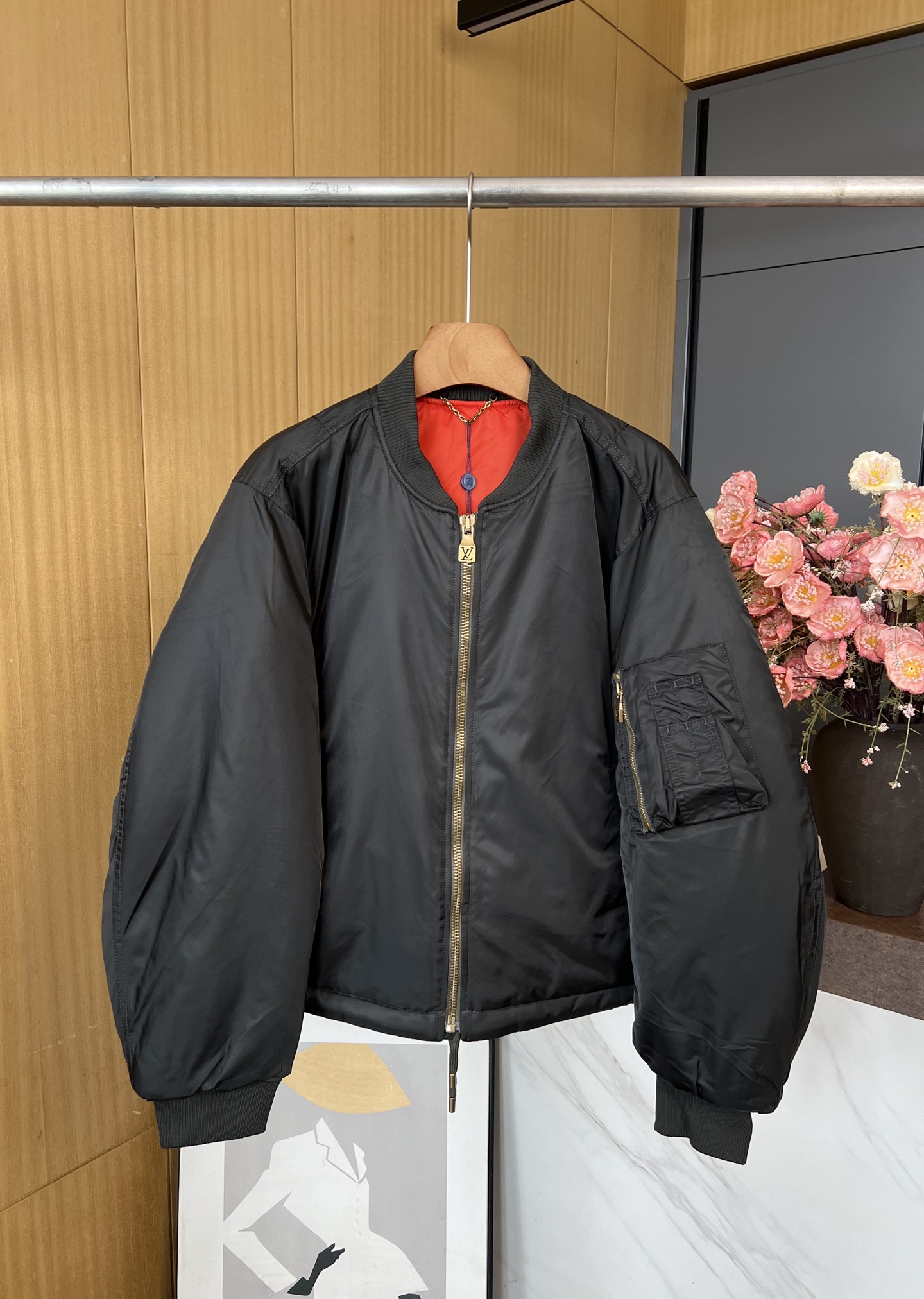 NO:504376,Louis Vuitton Autumn and Winter New Style Stand Collar Long Sleeve Flying Cotton Jacket, Windproof Twill Fabric Shaped Short Cut, Sleeve Zipper Opening and Closed Pocket Design, Inner Bright Color Lining Embellished Back Marqu L.Vuitton Déposée Leather Label, Metal Zipper Opening and Closed Plate, Ribbed Collar Sleeve Hem Drawstring, Men and Women Size S M L XL,,louis vuitton,louis vuitton,jackets & coats,alexander wang19860909LouisVuitton 路易 秋冬新款 立领长袖飞行棉服夹克、防风斜纹面料塑造短款剪裁、衣袖拉链开合口袋设计、内里亮色里布点缀后背Marqu L.Vuitton Déposée 皮牌标签、金属拉链开合门襟、罗纹衣领衣袖 下摆抽绳、男女同款 码数S M L XL,,louis vuitton,louis vuitton,jackets & coats,alexander wang,Women's clothing