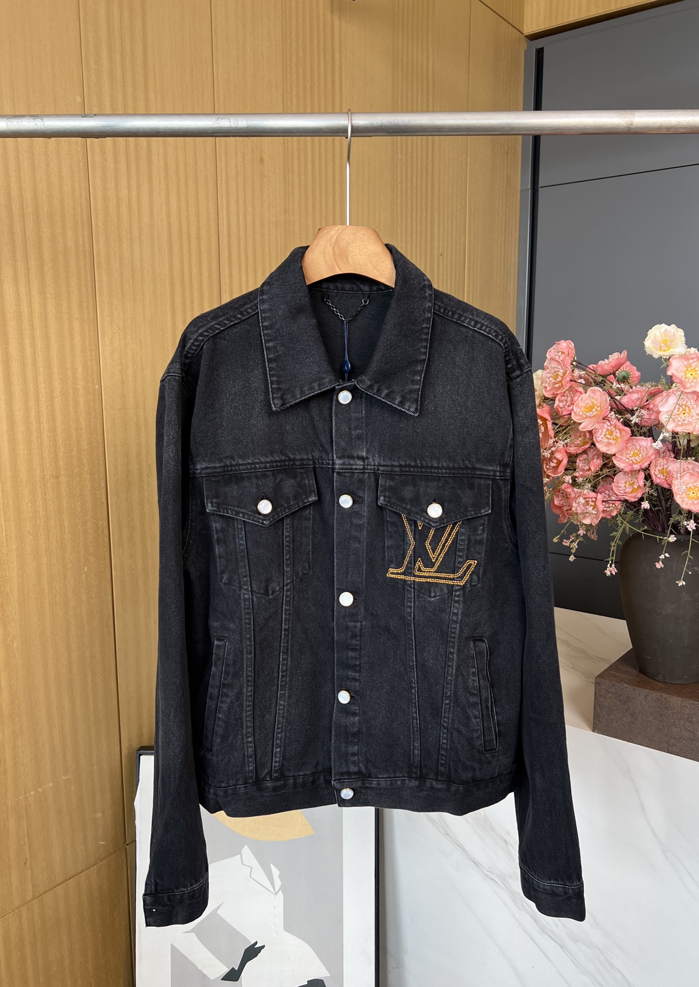 NO:504357,Men's Louis Vuitton Louis Autumn and Winter New Wash Lapel Denim Long Sleeve Jacket, Customized Black Denim Fabric, Chest Pocket Embroidery LV Logo, Ticket Bag with Non-Suitton Brand Appliance, Rear Presented Damier Non-Suitton Label, Logo Inscription Pearl Button with Old Base, Casual Style S M L XL,,louis vuitton,louis vuitton,louis vuitton,jackets & coats,alexander wang19860909男款LouisVuitton 路易 秋冬新款 洗水翻领牛仔长袖外套、订制黑色牛仔丹宁面料、胸袋刺绣 LV 标识、票袋配有正绒面革 品牌贴饰、后部呈现 Damier 正绒面革标签、标识铭纹珠光纽扣配有做旧底座、休闲版型 码数S M L XL,,louis vuitton,louis vuitton,louis vuitton,jackets & coats,alexander wang,Women's clothing