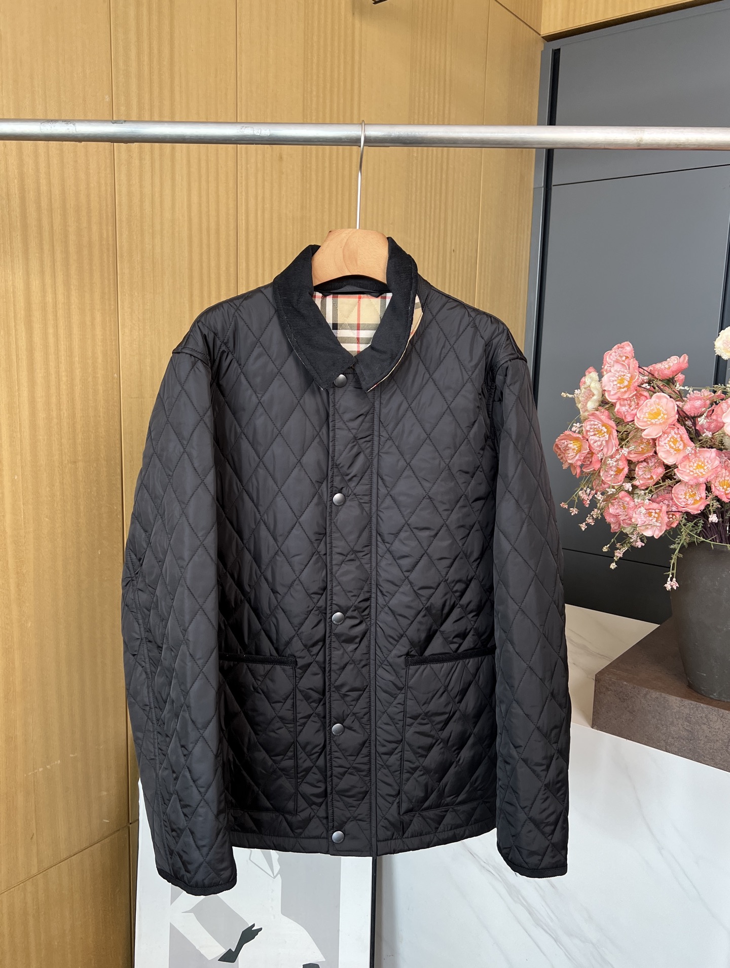 NO:504362,Men's Burberry Autumn and Winter New plaid diamond quilted long-sleeved jacket, high-quality plaid and flower-fitting, custom corduroy collar, classic plaid cotton lining, snap-button metal zipper plaid design, hem edge patch pocket S M L XL,,burberry, jackets & coats,alexander wang19860909男款Burberry 秋冬新款 格纹菱形绗缝长袖夹克、高品质对格对花、定制灯芯绒衣领、搭配经典格纹棉质内衬、按扣金属拉链开襟利落设计、下摆包边贴布口袋 码数S M L XL,,burberry,jackets & coats,alexander wang,Women's clothing