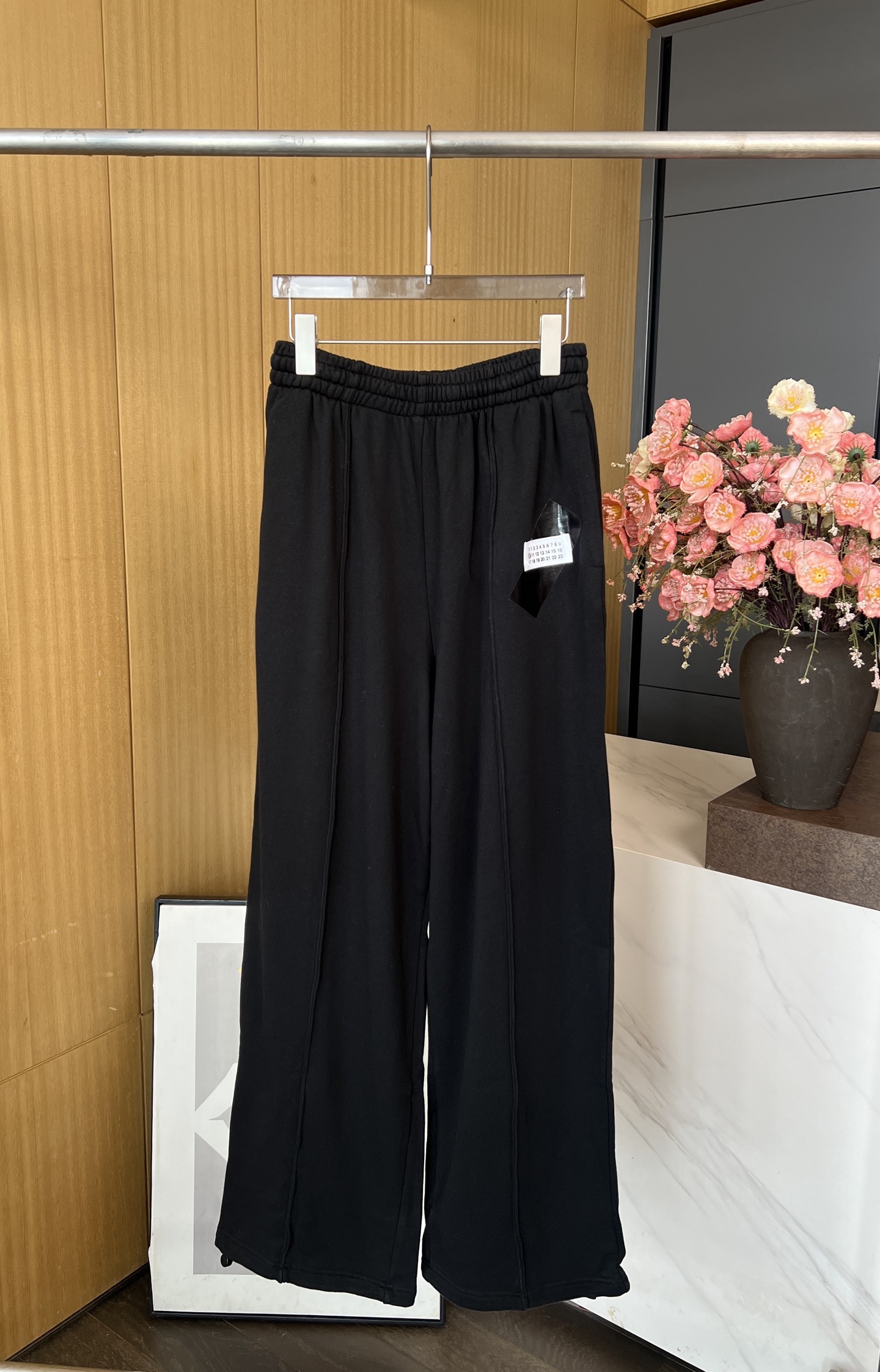 NO:504386,Maison Margiela MM6 new autumn and winter style label patch casual wide-leg pants, label sewn first and then use silicone material handmade high-temperature ironing, drawstring adjustable design, built-in drawstring on the waist can be movable and adjustable, casual style SML, masion margiela, alexander wang19860909Maison Margiela MM6 秋冬新款 标签贴布标休闲阔腿裤、标签先缝后采用硅体材质手工高温压烫、抽绳可调节设计 腰头内置抽绳可活动调节、休闲版型 码数SML,,masion margiela,alexander wang,Women's clothing