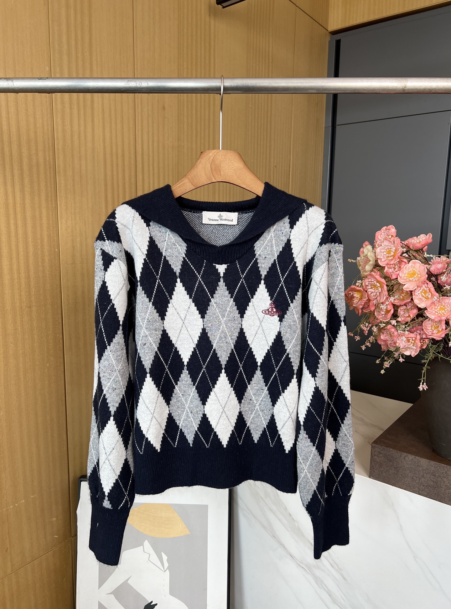 NO:504392,Vivienne Westwood Queen Mother, autumn and winter new style, Saturn embroidery college style navy collar diamond knitted sweater for women, navy blue and light gray intertwined to create a retro college feel, classic diamond pattern matches the brand's iconic little Saturn thorns, casual style. SML, sweaters, alexander wang19860909Vivienne Westwood西太后 秋冬新款 土星刺绣学院风海军领菱格针织毛衣女、藏青与浅灰交织出复古学院感、经典菱格图案搭配品牌标志性小土星刺、休闲版型 码数SML,,sweaters,alexander wang,Women's clothing