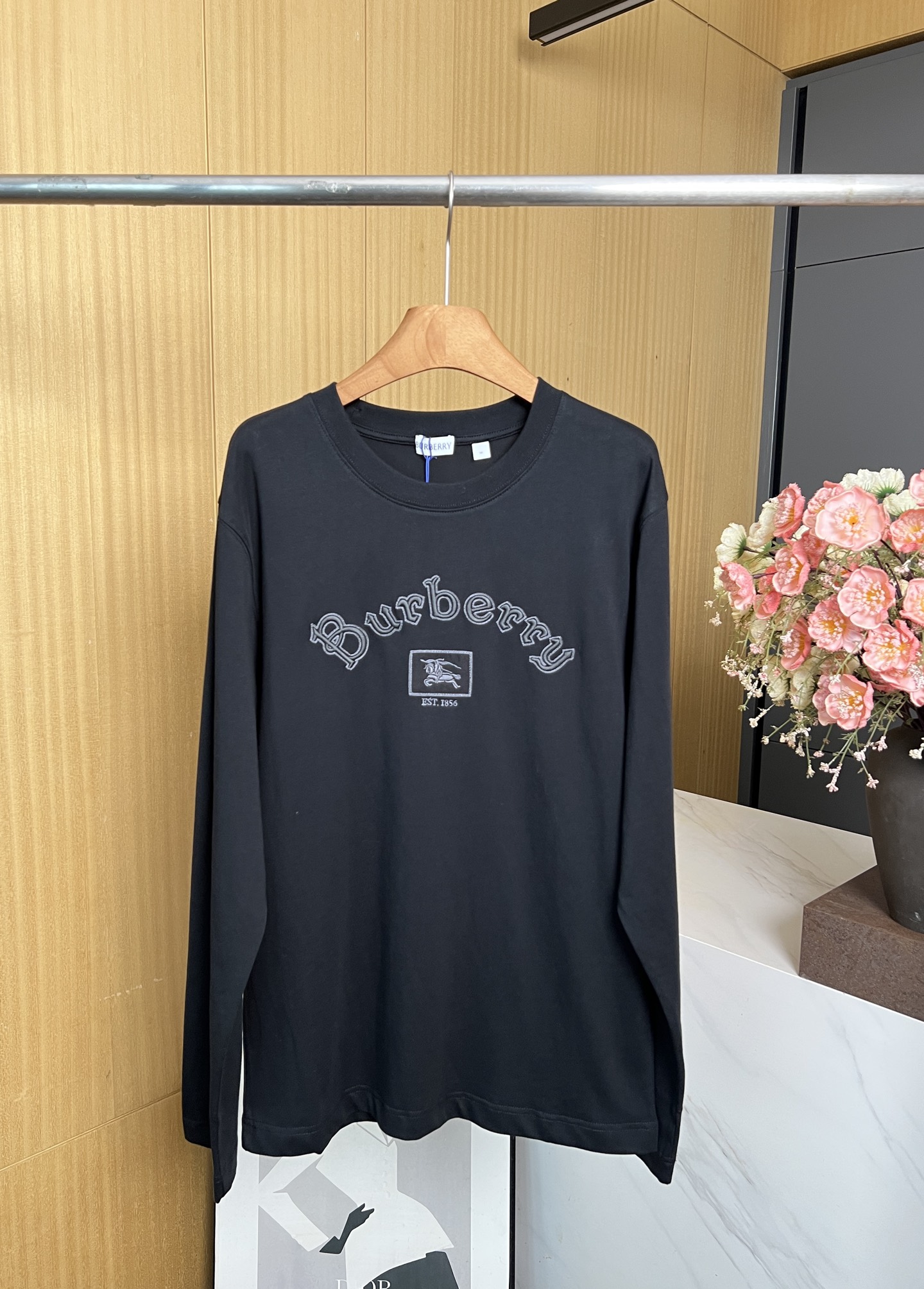 NO:506394,Burberry new autumn and winter style knitted round neck cotton long-sleeved T-shirt, front-breast cartoon letter embroidery pattern, brand letters to the end of the war horse logo knitted ribbed details, casual style, same style for men and women S M L XL, burberry,tees, t-shirt,alexander wang19860909Burberry 秋冬新款 针织圆领棉布长袖T恤、前胸卡通字母刺绣图案、品牌字母到底战马logo针织罗纹细节、休闲版型、男女同款 码数S M L XL,,burberry,tees，t-shirt,alexander wang,Women's clothing