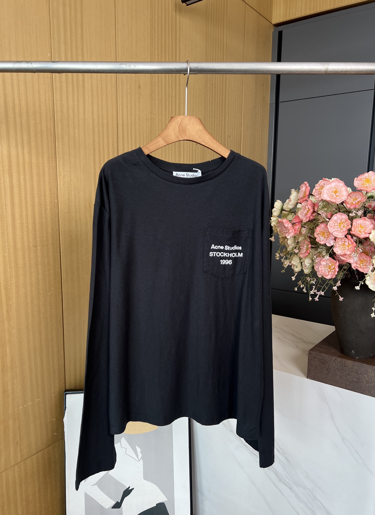 NO:506396,Acne Studios Autumn and Winter New 1996 Pocket Printed Round Neck Long Sleeve T, Chest Pocket with Logo Artwork and Grinded Ribbed Neck, Cotton and Line fabric with Light and Comfortable Top Body, Casual Style, Men and Women's Size S M L,,acne Studios,dior,alexander Wang19860909Acne Studios 秋冬新款 1996口袋印花圆领长袖T、带有标志艺术品的胸袋和磨破罗纹领口、棉麻的面料上身轻薄舒适、休闲版型、男女同款 码数S M L,,acne studios,dior,alexander wang,Women's clothing