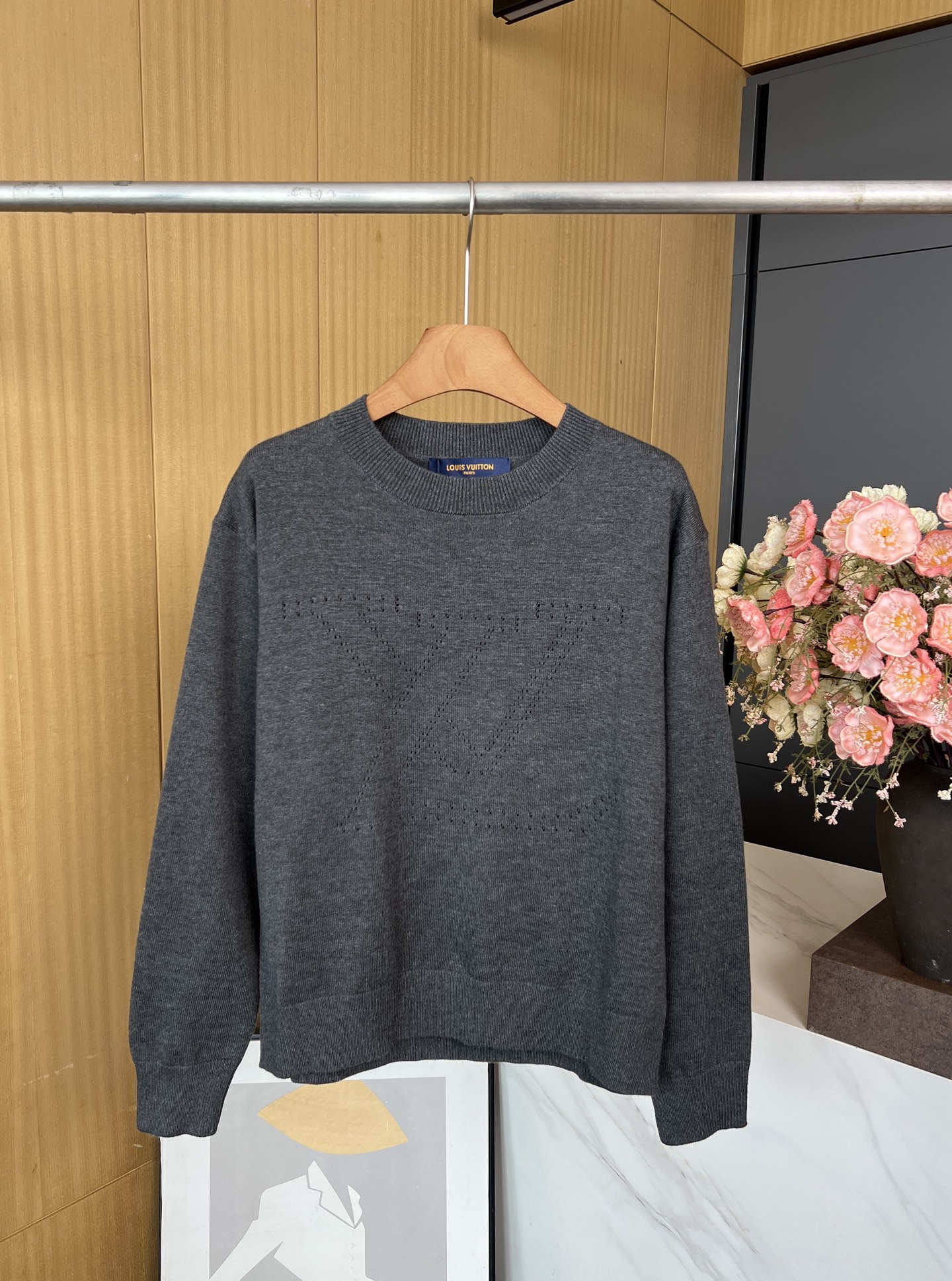 NO:506402,Louis Vuitton Louis autumn and winter new style embroidered knitted pullover, large chest LV letters show a craftsmanship perforation effect, ribbed neckline Wool fabric top body comfortable and casual style S M L,,louis vuitton,louis vuitton,louis vuitton,alexander wang19860909LouisVuitton 路易 秋冬新款 刺绣针织套头衫、胸前大号 LV 字母呈现工致穿孔效果、罗纹领口 羊毛面料上身舒适、休闲版型 码数S M L,,louis vuitton,louis vuitton,louis vuitton,alexander wang,Women's clothing