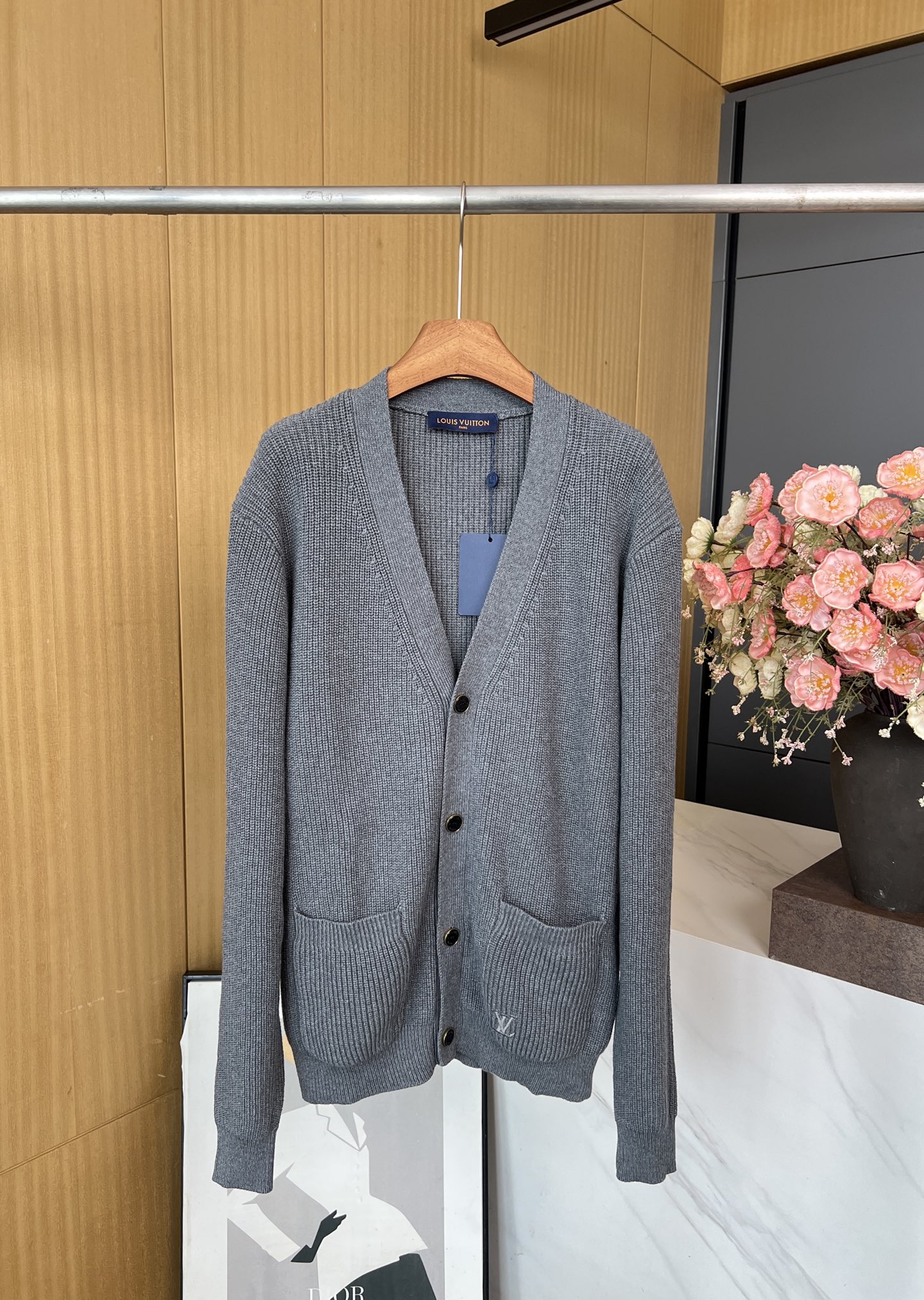 NO:506398,Louis Vuitton Autumn and Winter New Pocket Letter Logo Embroidered Knit Cardigan, left pocket with embroidered logo, flat button hole edge, loose fit, same style for men and women S M L,,louis vuitton,louis vuitton,alexander wang19860909LouisVuitton 路易 秋冬新款 口袋字母logo刺绣针织开衫、左侧口袋饰有刺绣标识、纽扣孔边缘平整、宽松版型、男女同款 码数S M L,,louis vuitton,louis vuitton,alexander wang,Women's clothing
