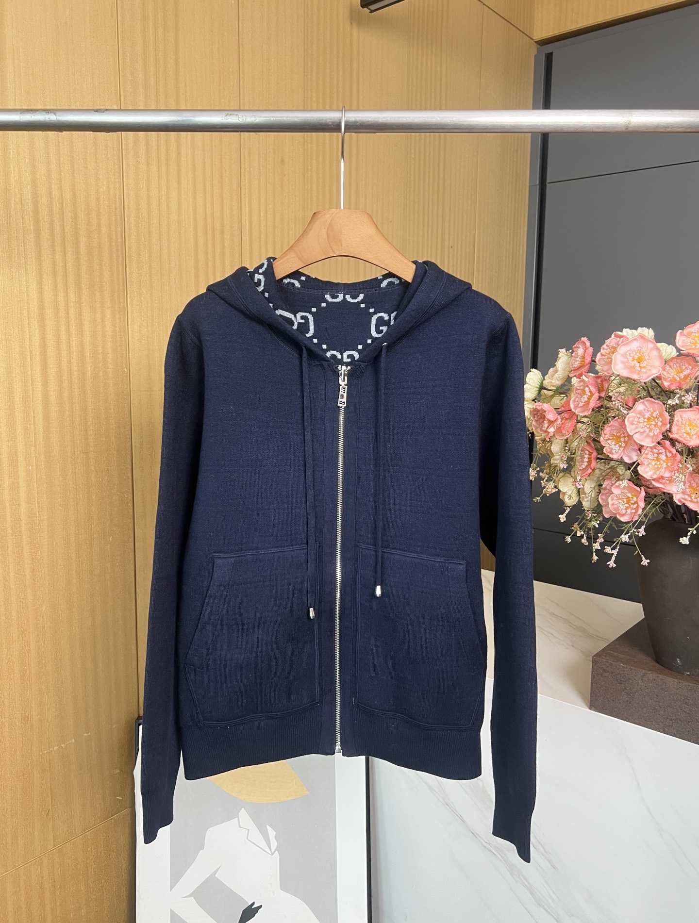 NO:506408,Gucci Autumn and Winter New Style: Jacquard wool zipper jacket on both sides, wool knitted jacquard fabric, brand embroidery on the back, full double G jacquard pattern on the other side, drawstring one-piece hood drop shoulder design Zipper opening and closing, both sides can be worn, elastic style S M L, gucci, jackets & coats,hats,alexander wang19860909Gucci 秋冬新款 两面穿提花羊毛拉链外套、羊毛针织提花面料、后背饰有品牌标识刺绣、另一面全幅双G提花图案、抽绳连体兜帽落肩设计 拉链开合、正反两面都可穿着、弹力版型 码数S M L,,gucci,jackets & coats,hats,alexander wang,Women's clothing