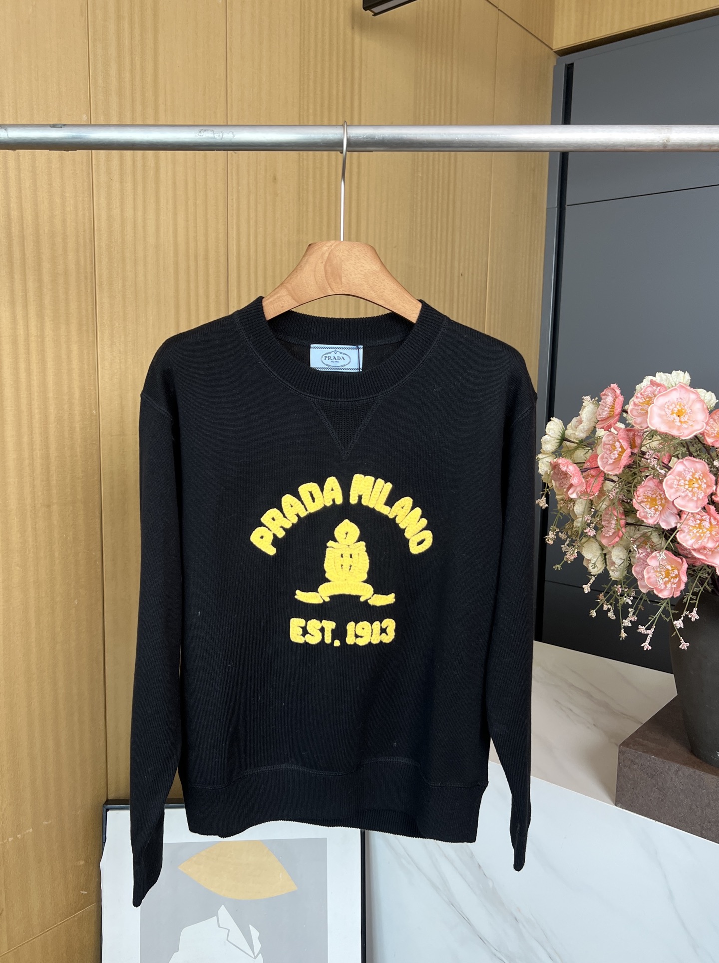 NO:506411,Prada's new autumn and winter style flocking letter round neck sweater, jacquard inlay craftsmanship, classic letter brand logo pattern, ribbed collar cuffs and hem, casual style S M L,,prada,alexander wang19860909Prada 秋冬新款 植绒字母圆领针织衫、提花嵌花工艺、经典字母品牌logo图案、罗纹衣领袖口和下摆、休闲版型 码数S M L,,prada,alexander wang,Women's clothing