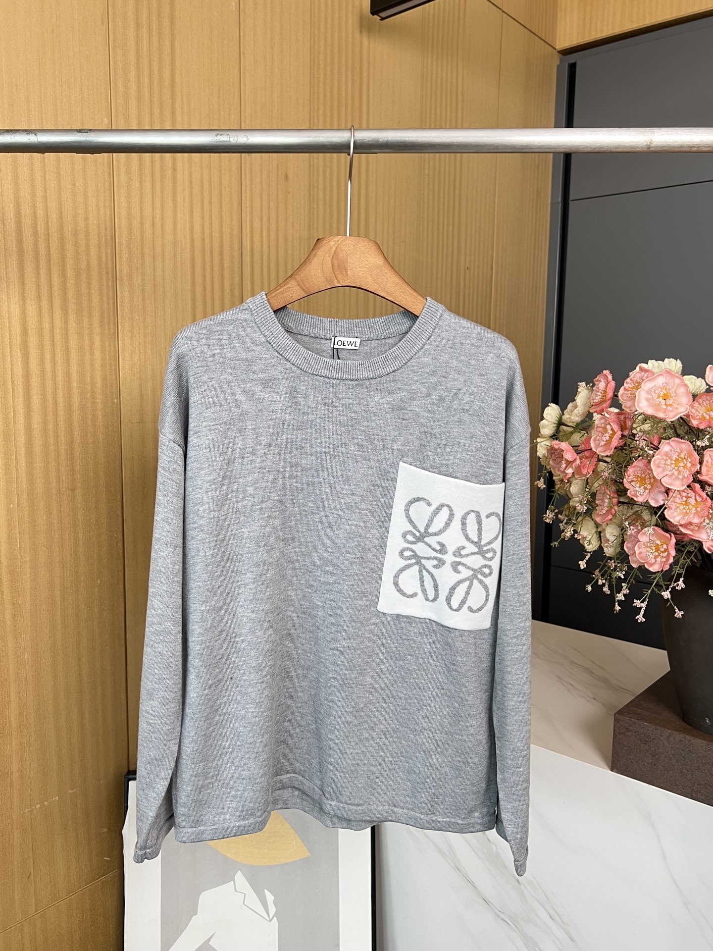 NO:506414,Loewe fall and winter new style, pocket contrasting color logo round neck sweater, classic Anagram logo pocket design, fabric is soft and comfortable, large pocket contrasting color logo embellishment on the chest, loose style S M L,,loewe,alexander wang19860909Loewe 秋冬新款 口袋撞色徽标圆领针织衫、经典Anagram标志口袋设计、面料是羊毛柔软舒适、胸前大口袋撞色徽标点缀、宽松版型 码数S M L,,loewe,alexander wang,Women's clothing
