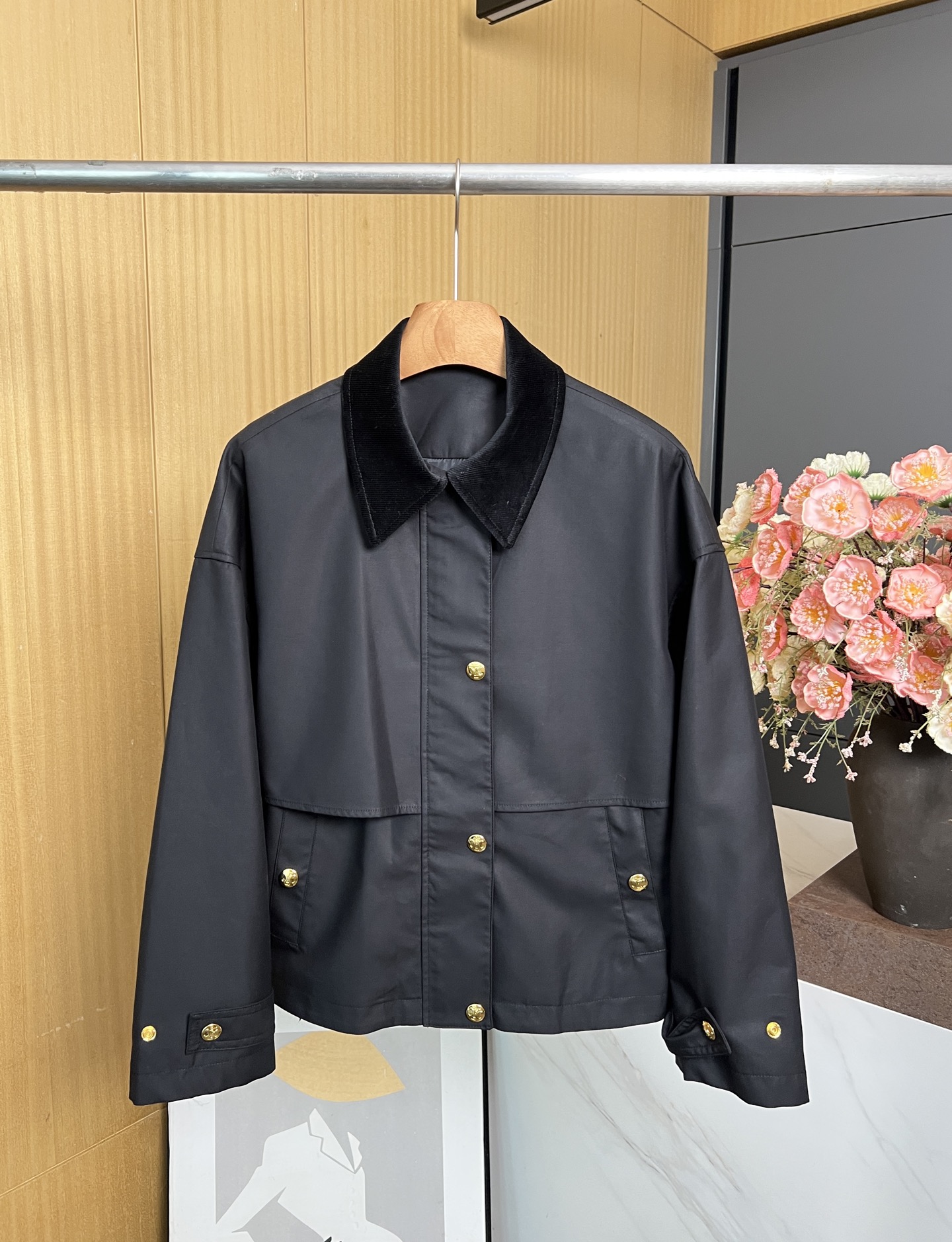 NO:506423,Celine new autumn and winter style corduroy lapel short windbreaker jacket, custom gold logo breasted embellishment, corduroy lapel splicing + classic short windbreaker design, casual style S M L, celine, jackets & coats, alexander wang19860909Celine 秋冬新款 灯芯绒翻领短款风衣外套、定制金色logo排扣点缀、灯芯绒翻领拼接+经典款短版风衣设计、休闲版型 码数S M L,,celine,jackets & coats,alexander wang,Women's clothing