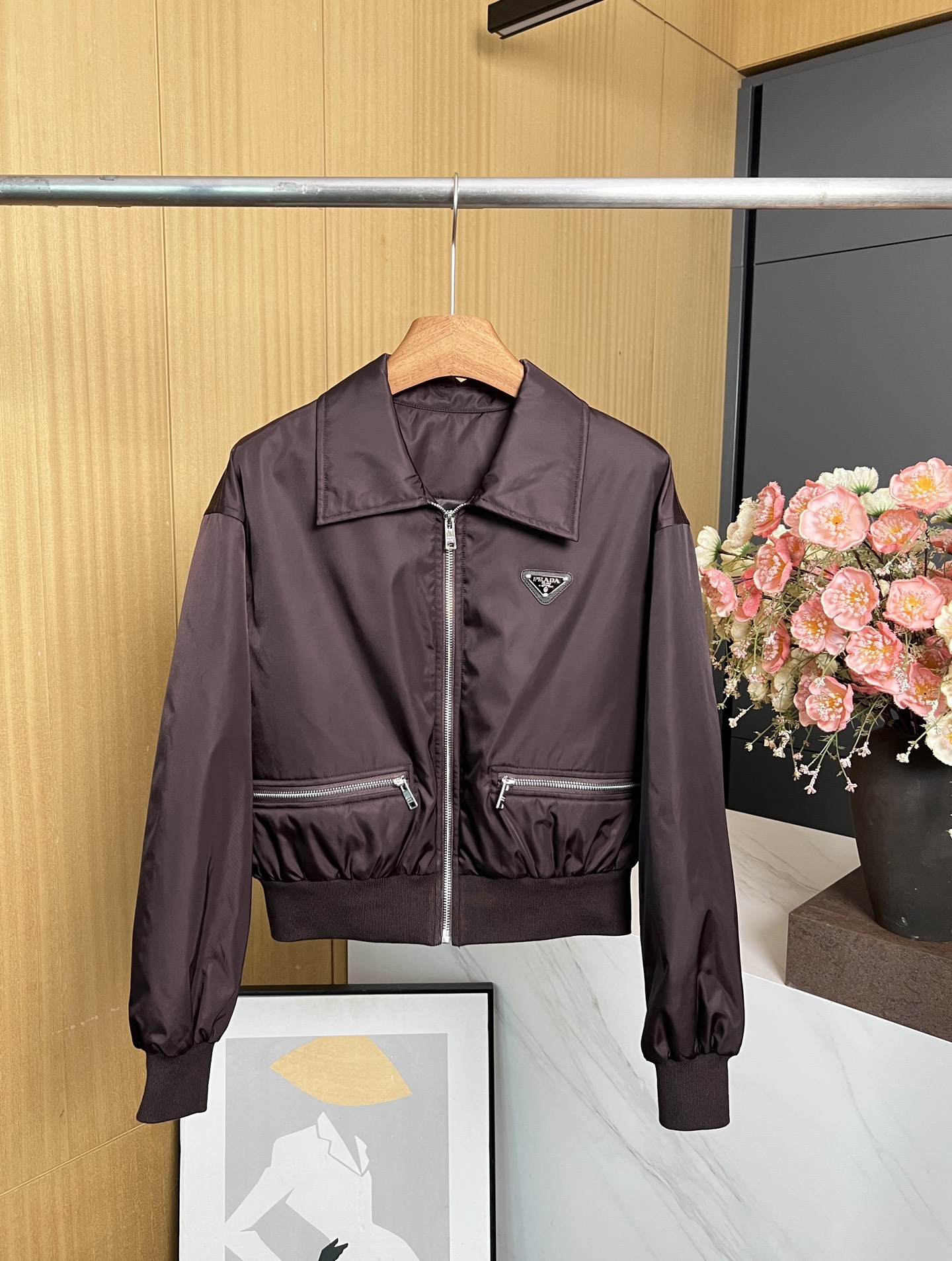 NO:506426,Prada's new autumn and winter Re-Nylon jacket, recycled nylon technology fabric, enamel triangular metal logo on the chest, elastic elastic cuffs and hem, lapel collar Zipper closure, two zipper front pockets, casual style SML,,prada, jackets & coats, jackets & coats, alexander wang19860909Prada 秋冬新款 Re-Nylon夹克外套、采用再生尼龙科技面料、胸口饰有涂珐琅三角形金属徽标、松紧弹力袖口和下摆、翻领领口 拉链开合、两个拉链前袋、休闲版型 码数SML,,prada,jackets & coats,jackets & coats,alexander wang,Women's clothing