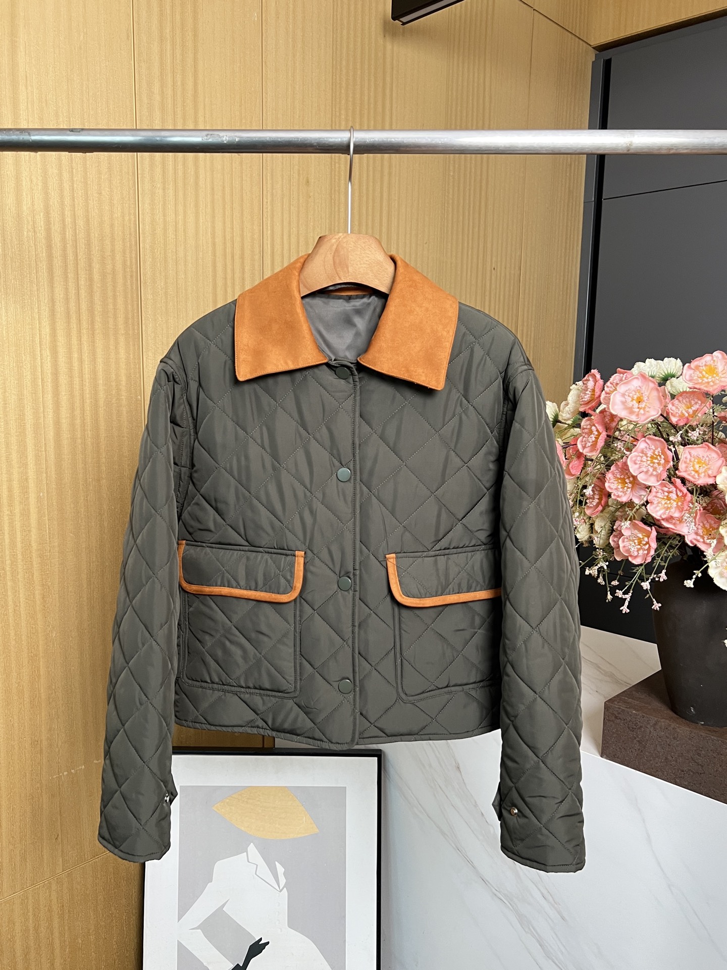 NO:506400,Miu Miu autumn and winter new diamond quilted contrasting short cotton jacket, nylon cotton blended materials with button closure design, contrasting suede polo collar embellishment, back brand logo embroidery, casual style SML,,miumiu, jackets & coats,chamois leather,alexander wang19860909Miu Miu 秋冬新款 菱格绗缝撞色短款棉服外套、采用尼龙棉质混纺用料搭配纽扣开合设计 以及撞色麂皮polo领点缀、后背品牌徽标刺绣、休闲版型 码数SML,,miumiu,jackets & coats,chamois leather,alexander wang,Women's clothing