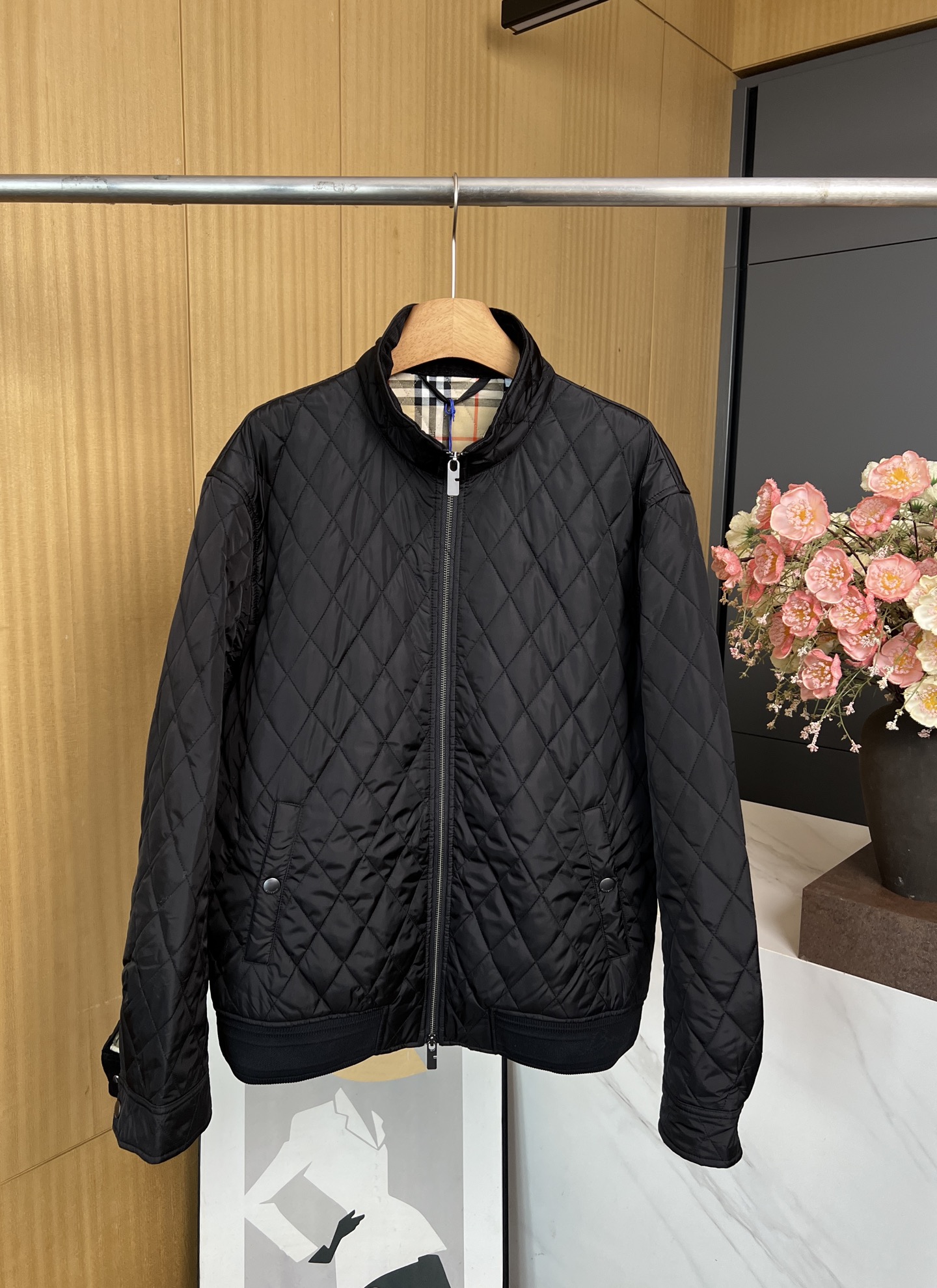 NO:535139,Men's Burberry Autumn and Winter New plaid diamond quilted long-sleeved jacket High-quality plaid pairing, custom corduroy collar, classic plaid cotton lining, metal zipper plaid neat design snap-button patch pocket, hem tone knitted ribbed embellishment, casual style S M L XL, burberry, jackets & coats, alexander wang19860909男款Burberry 秋冬新款 格纹菱形绗缝长袖夹克 高品质对格对花、定制灯芯绒衣领、搭配经典格纹棉质内衬、金属拉链开襟利落设计按扣贴布口袋、下摆同色系针织罗纹点缀、休闲款式 码数S M L XL,,burberry,jackets & coats,alexander wang,Women's clothing