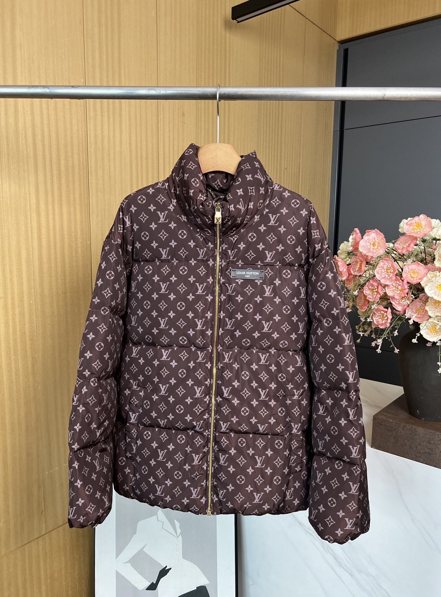 NO:535142,With dust bag Louis Vuitton Autumn and winter new style, catwalk stand collar long-sleeved down jacket, high fluffy volume ensures comfort and warmth, customized brown printed logo pattern, inner lining same color lining front chest hand-sewn brown brand letter leather card, metal zipper opening and closing placket, elastic elastic cuffs and hem, loose style, same style for men and women S M L XL,,louis vuitton,louis vuitton,down jacket,alexander wang19860909配防尘袋 LouisVuitton 路易 秋冬新款 走秀款立领长袖羽绒服 ,高冲绒量保证舒适保暖效果、定制咖色印花logo图案、内里同色系里布前胸手缝咖色品牌字母皮牌、金属拉链开合门襟、弹力松紧带袖口及下摆、宽松版型、男女同款 码数S M L XL,,louis vuitton,louis vuitton,down jacket,alexander wang,Women's clothing