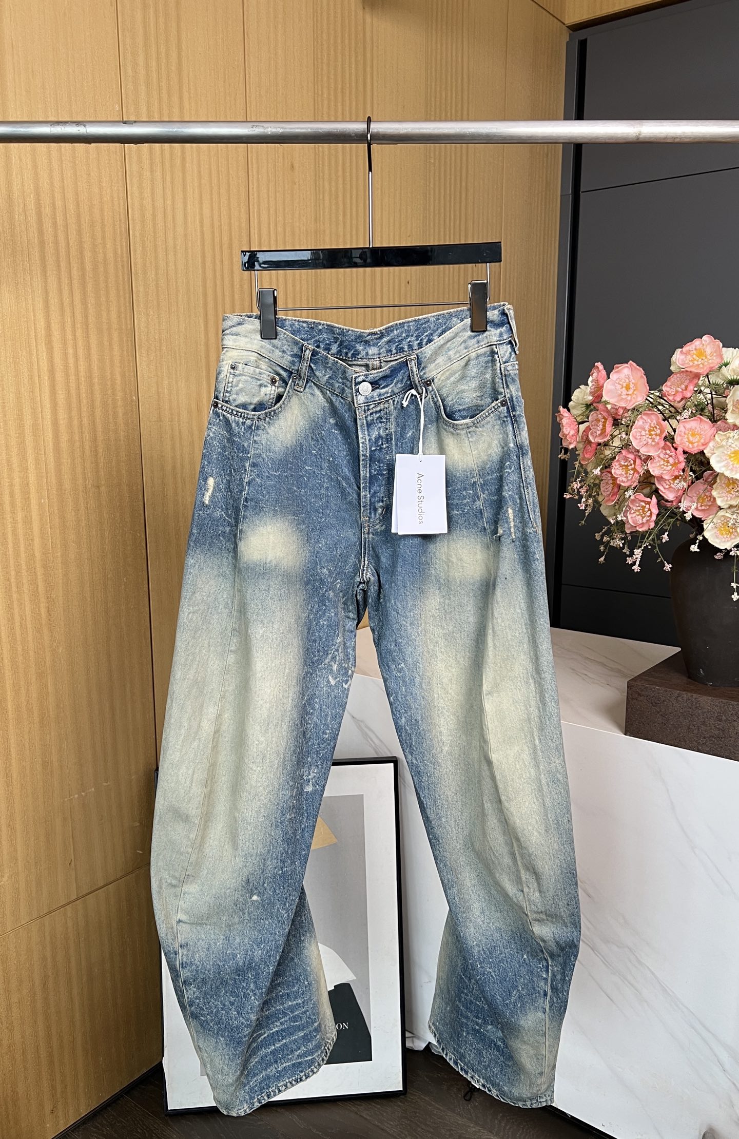 NO:535145,Acne Studios Autumn and Winter New 2006F scimitar jeans, with irregular bleach and dirt marks, with real wear appearance, low waist style, same model for men and women. 29/30/31/32/33,,acne studios,dior,jeans,alexander wang19860909Acne Studios 秋冬新款 2006F弯刀牛仔裤、采用不规则的漂白剂和污垢痕迹、具有真实的磨损外观、低腰的版型,男女同款 码数29/30/31/32/33,,acne studios,dior,jeans,alexander wang,Women's clothing