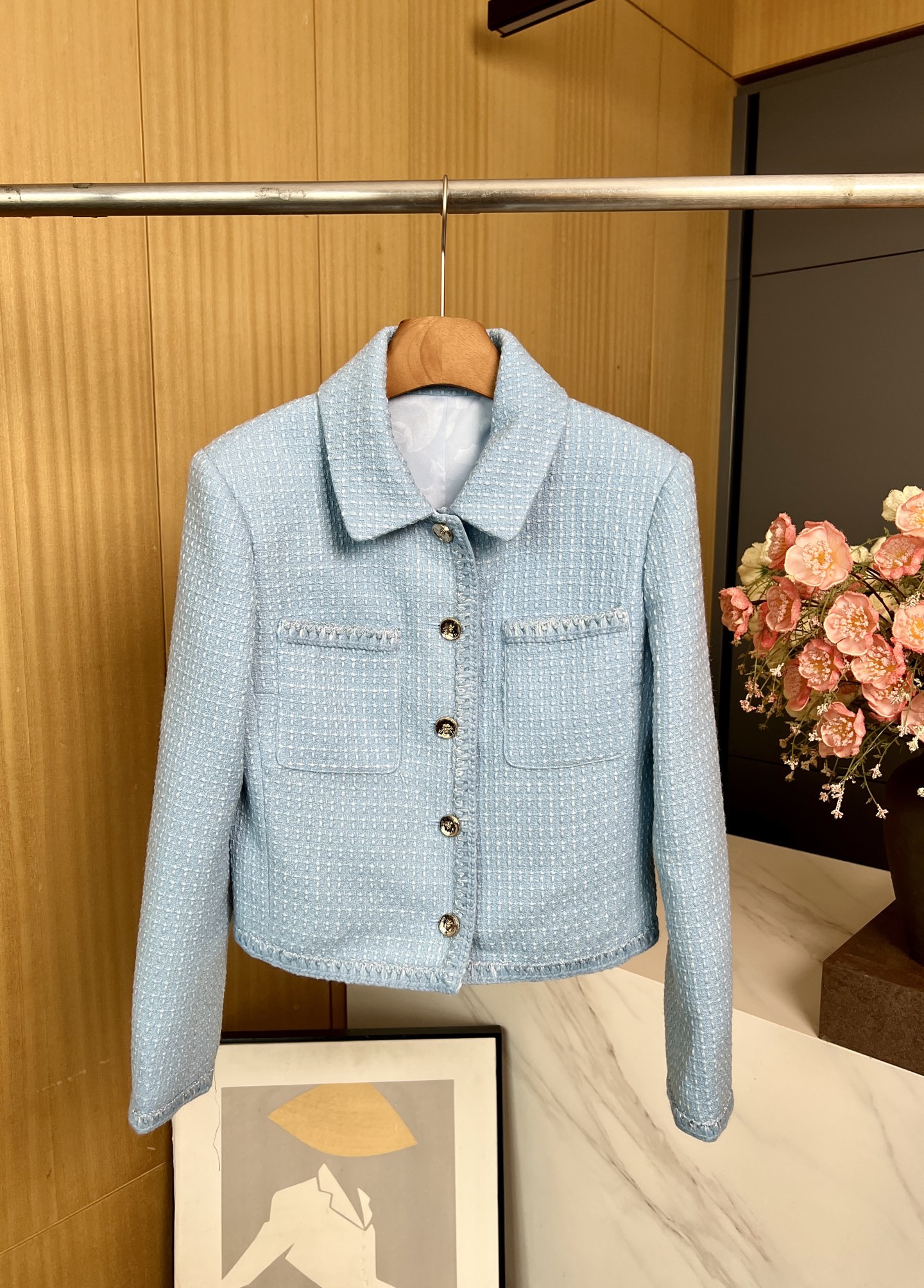 NO:535149,Chanel Xiaoxiang autumn and winter new short thick floral jacket, custom tweed fabric, fixed woven dyed yarn, lining silk fabric, silver thread braided trim, exquisite woven handicraft series, casual version S M L, chanel, jackets & coats, real silk, alexander wang19860909Chanel 小香秋冬新款 短款粗花外套、定制粗花呢面料、定织定染纱线、内衬真丝面料、银线编织饰边、精致编织手工坊系列、休闲版型 码数S M L,,chanel,jackets & coats,real silk,alexander wang,Women's clothing