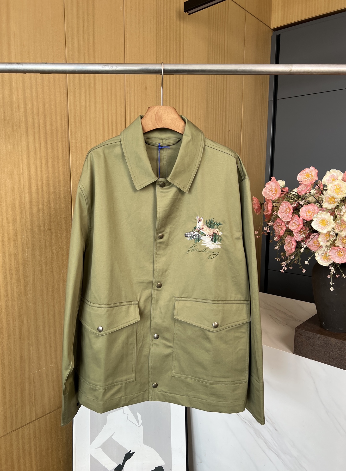 NO:548793,Burberry new autumn and winter style, long-sleeved work jacket, customized military green cotton fabric, front chest animal pattern embroidery, snap-button opening and closing placket hem patch symmetrical pocket, simple design style, straight-tube version S M L XL,,burberry, jackets & coats,alexander wang19860909Burberry 秋冬新款 翻领长袖工装外套、订制军绿色棉布面料、前胸动物图案刺绣、按扣开合门襟下摆贴布对称口袋、简约设计风格、直筒版型 码数S M L XL,,burberry,jackets & coats,alexander wang,Women's clothing