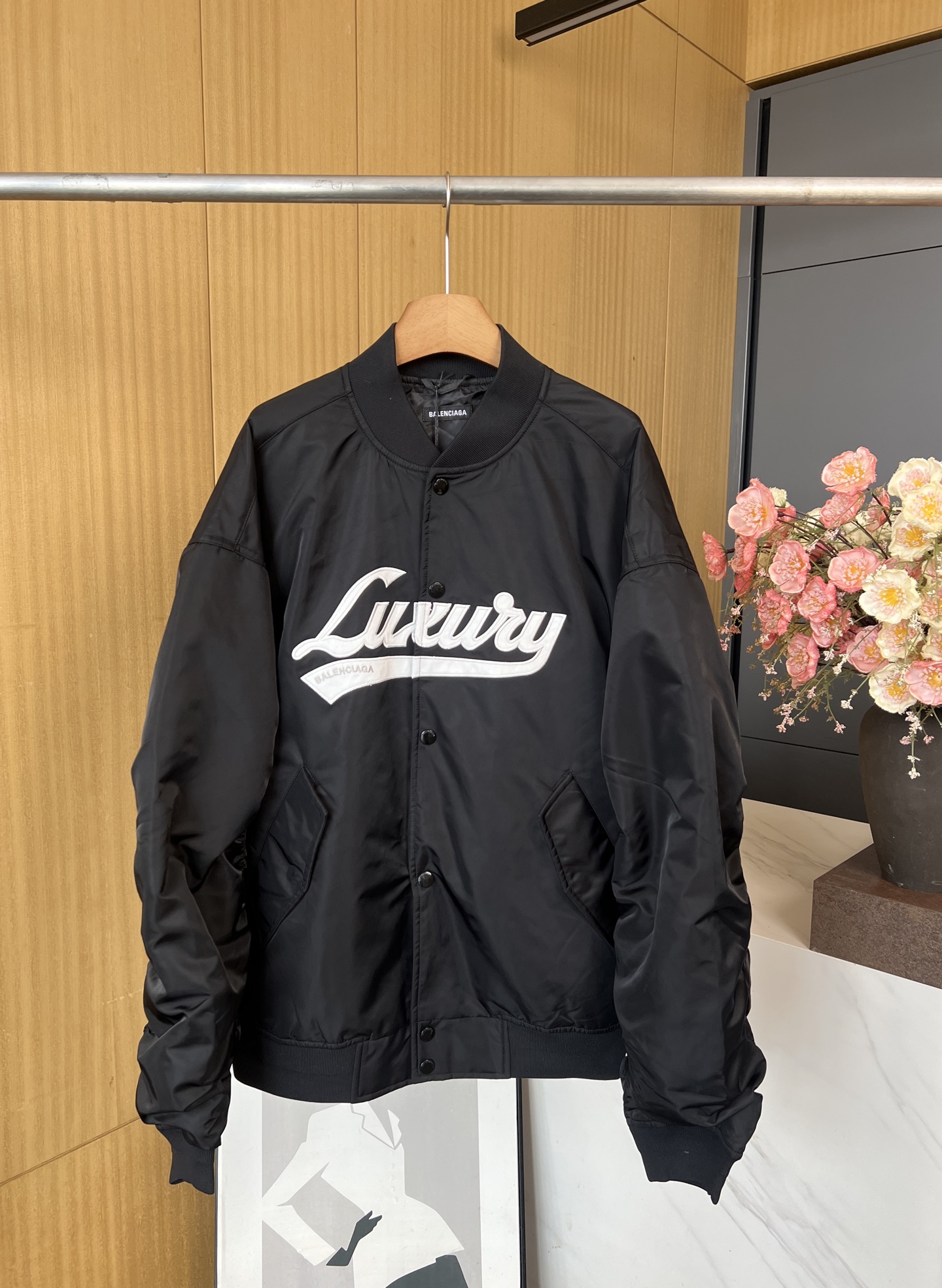 NO:548798,BALENCIAG*A Paris Autumn and Winter New Style Large Flying Cotton Jacket, White White Letter Logo Embroidery Pattern, Front Snap-button Flip Pocket, Loose Clothes Sleeves, Knitted Ribbed Collar Sleeves and Hem, Inner The same color lining Casual Style Men and Women Size S M L XL,,balenciaga, Jackets & Coats,alexander Wang19860909BALENCIAG*A 巴黎 秋冬新款 大号飞行棉服夹克、前胸白色大字母logo刺绣图案、正面按扣翻盖口袋 衣袖做宽松剪裁 褶皱效果、针织罗纹衣领衣袖和下摆、内里同色系里布 休闲款式 男女同款 码数S M L XL,,balenciaga,jackets & coats,alexander wang,Women's clothing