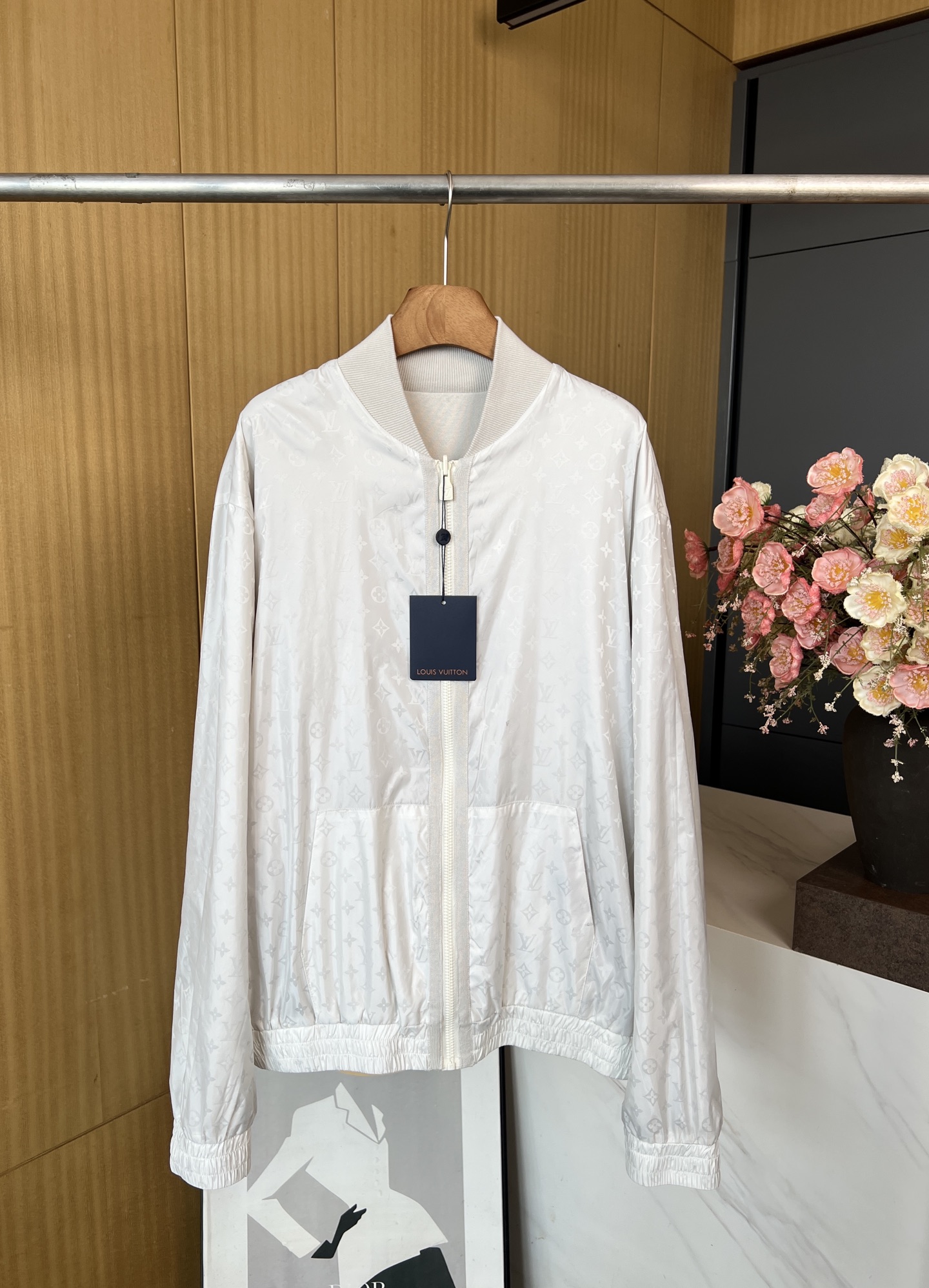 NO:548803,LouisVuitton Louis' new autumn and winter style reversible long-sleeved jacket Double-sided design, nylon on the outside, knitted on the inside, white woven Monogram jacquard nylon zipper placket, ribbed knitted collar, elastic elastic cuffs and hem, classic cut, same style for men and women. Size S M L XL,,louis vuitton,louis vuitton,jackets & coats,alexander wang19860909LouisVuitton 路易 秋冬新款 双面穿长袖外套 双面设计,外面锦纶,内面针织、白色梭织Monogram提花锦纶拉链开合门襟、罗纹针织布衣领 弹力松紧带袖口和下摆、经典版型剪裁、男女同款 码数S M L XL,,louis vuitton,louis vuitton,jackets & coats,alexander wang,Women's clothing