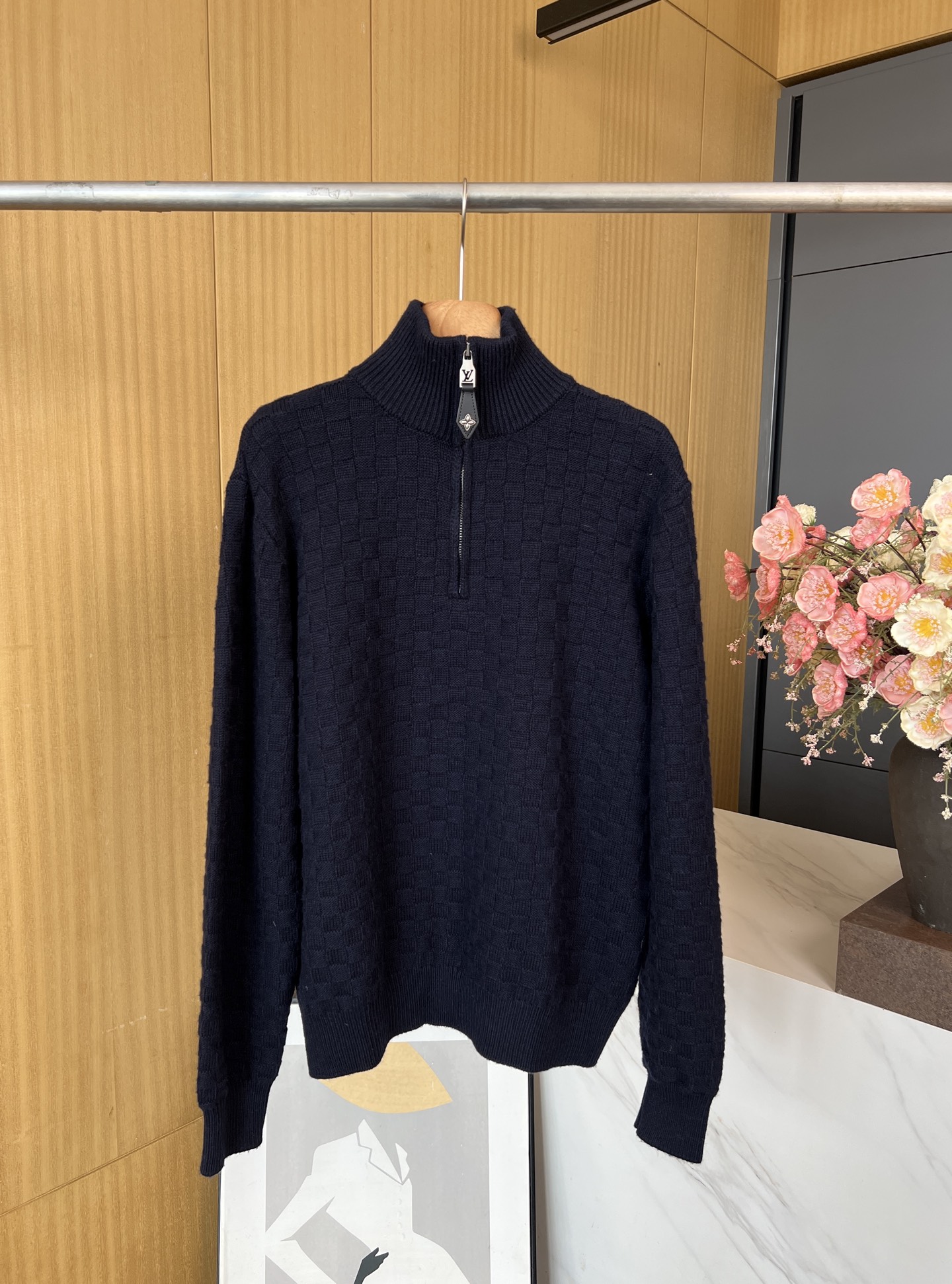 NO:548784,Men's Louis Vuitton Louis autumn and winter new style blended semi-zipper pullover, full-frame Damier plaid to set off the rich texture, leather labels illuminate the back, full-frame logo jacquard, logo zipper casual style SMLXL,,louis vuitton,louis vuitton,alexander wang19860909男款LouisVuitton 路易 秋冬新款 混纺半拉链套头衫、全幅 Damier 格纹烘托丰盈肌理、皮革标签点亮后部、全幅标识提花、标识拉链 休闲版型 码数SMLXL,,louis vuitton,louis vuitton,alexander wang,Women's clothing