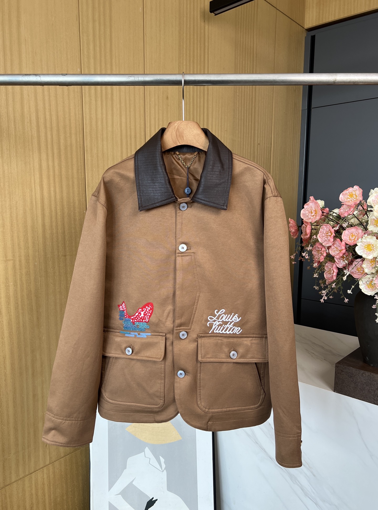 NO:548775,Louis Vuitton Autumn and Winter New Decorative Detailed Work Jacket, Brand Logo with Colorful Sequins and Beaded Embroidery, Ribbed Leather Collar and Pearl Button, Logo Embroidery at the Back of the Pocket, Japanese Landscape Embroidery, Casual Style S M L XL,,louis vuitton,louis vuitton,jackets & coats,alexander wang19860909LouisVuitton 路易 秋冬新款 装饰细节工装夹克、以斑斓亮片和串珠工致刺绣品牌标识、罗纹皮革衣领和珠光纽扣、口袋上方饰有标识刺绣后部日本风景刺绣、休闲版型 码数S M L XL,,louis vuitton,louis vuitton,jackets & coats,alexander wang,Women's clothing