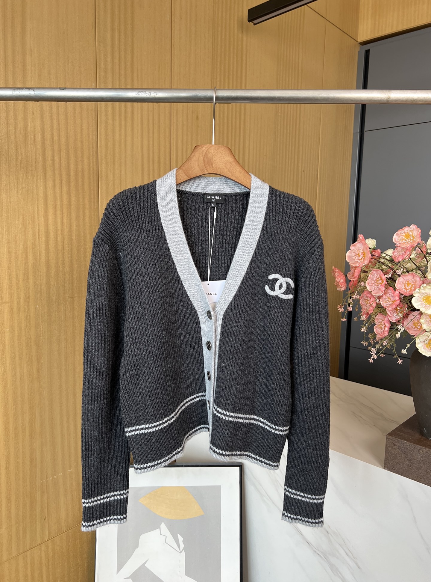 NO:548778,Chanel autumn and winter new style black and white color-blocked knitted cardigan, V-neck design, chest double C embroidery, silver button embellishment, clear three-dimensional pit stripe texture, casual style S M L, chanel, alexander wang19860909Chanel 秋冬新款 黑白拼色针织开衫、V领设计胸前双C刺绣、银色纽扣点缀、坑条纹理清晰立体、休闲版型 码数S M L,,chanel,alexander wang,Women's clothing