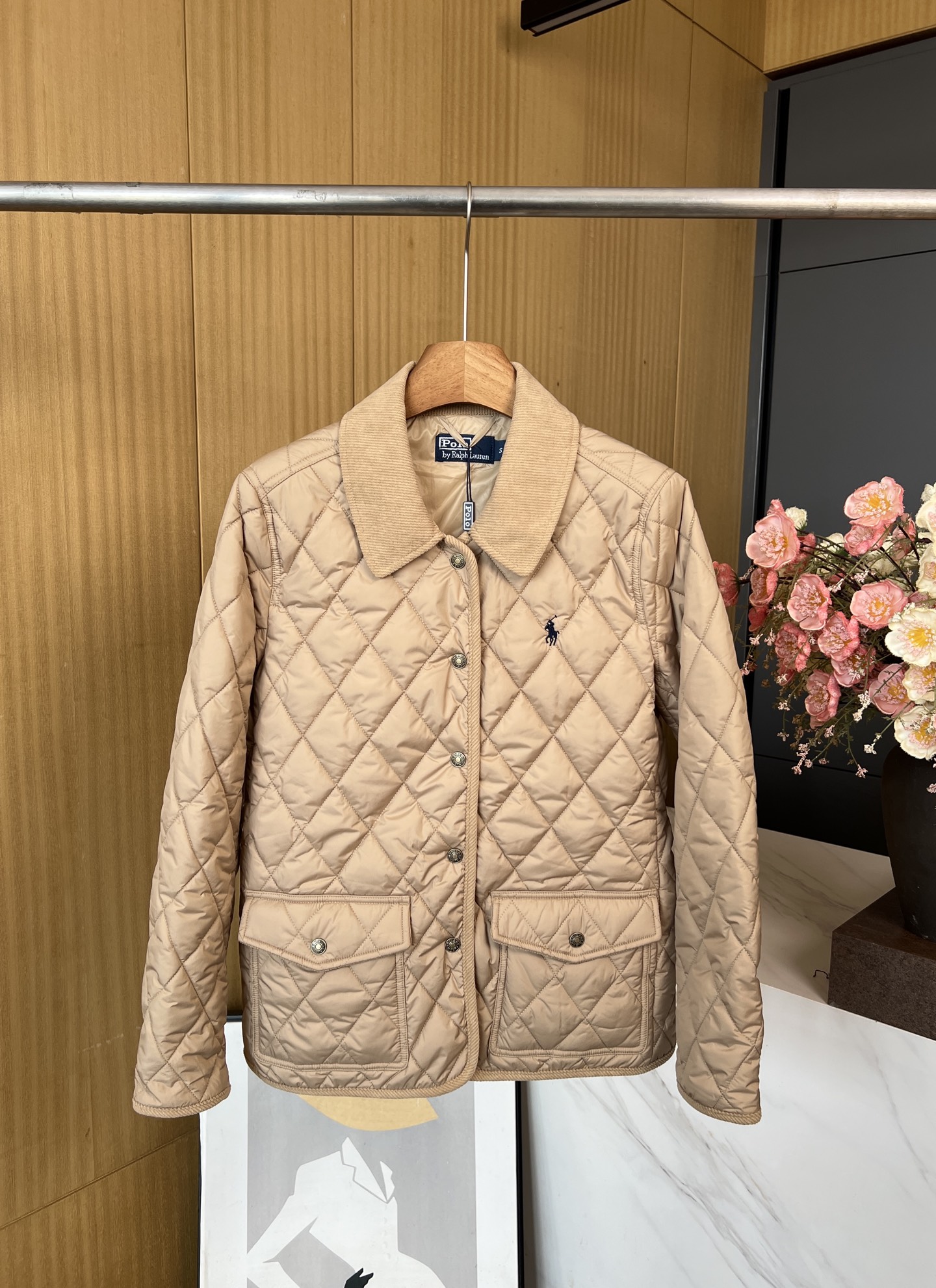 NO:548785,Ralph Lauren New autumn and winter corduroy trim quilted jacket cotton jacket, classic pony embroidery, diamond quilted embroidery craft corduroy strip design, soft and comfortable casual style S M L, loro piano, jackets & coats, jackets & coats, alexander wang19860909Ralph Lauren 拉夫劳伦 秋冬新款 灯芯绒饰边绗缝夹克棉服外套、经典小马标刺绣、菱形格绗绣工艺灯芯绒包条设计、柔软舒适 休闲版型 码数S M L,,loro piana,jackets & coats,jackets & coats,alexander wang,Women's clothing