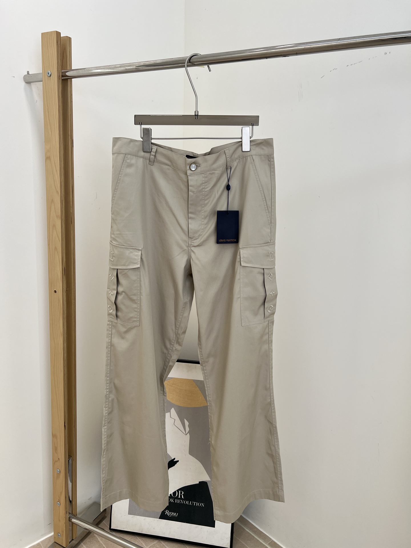 NO:560329,Men's LouisVuitton Louis Autumn and Winter New Straight-leg casual trousers, overalls made of fine silk-cotton blend, overalls pockets with embroidered logo, Louis Vuitton Malletier patch on the right back pocket, pearlescent button closure, Italian style pockets, flap back pockets with pearlescent buttons, casual fit, size S M L XL,,louis vuitton,louis vuitton,alexander wang19860909男款LouisVuitton 路易 秋冬新款 直筒休闲长裤、工装裤取材细腻丝棉混纺、工装口袋呈现刺绣标识、右侧后袋Louis Vuitton Malletier 贴饰、珠光纽扣开合 意式口袋、翻盖后袋配有珠光纽扣、休闲版型 码数S M L XL,,louis vuitton,louis vuitton,alexander wang,Women's clothing