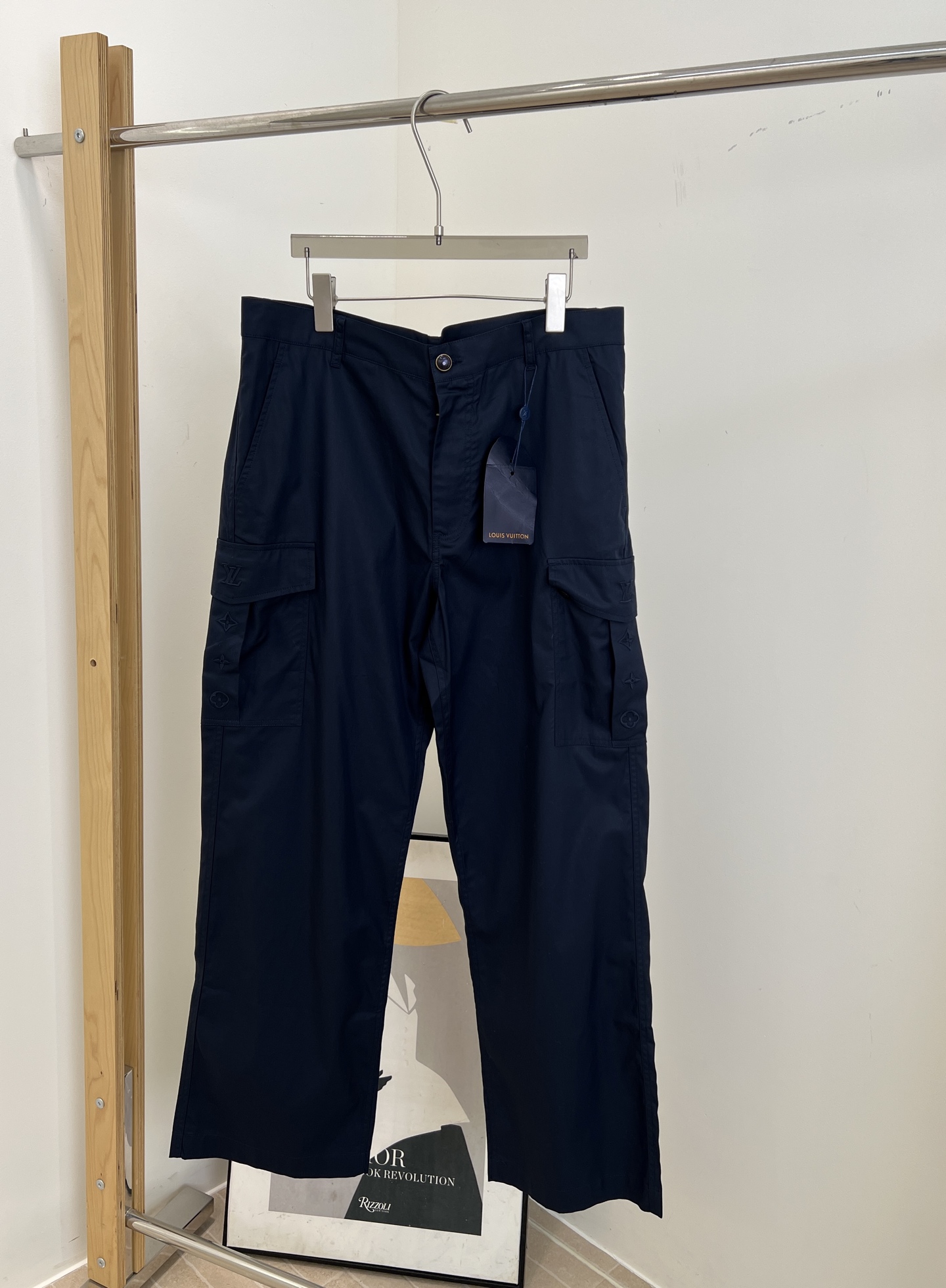 NO:560334,Men's LouisVuitton Louis Vuitton new style straight-leg casual trousers, overalls made of fine silk-cotton blend, overalls pockets with embroidered logo, right back pocket Louis Vuitton Malletier patch, pearlescent button closure, Italian style pockets, flap back pockets with pearlescent buttons, casual fit, size S M L XL,,louis vuitton,louis vuitton,alexander wang19860909男款LouisVuitton 路易 秋冬新款 直筒休闲长裤、工装裤取材细腻丝棉混纺、工装口袋呈现刺绣标识、右侧后袋Louis Vuitton Malletier 贴饰、珠光纽扣开合 意式口袋、翻盖后袋配有珠光纽扣、休闲版型 码数S M L XL,,louis vuitton,louis vuitton,alexander wang,Women's clothing