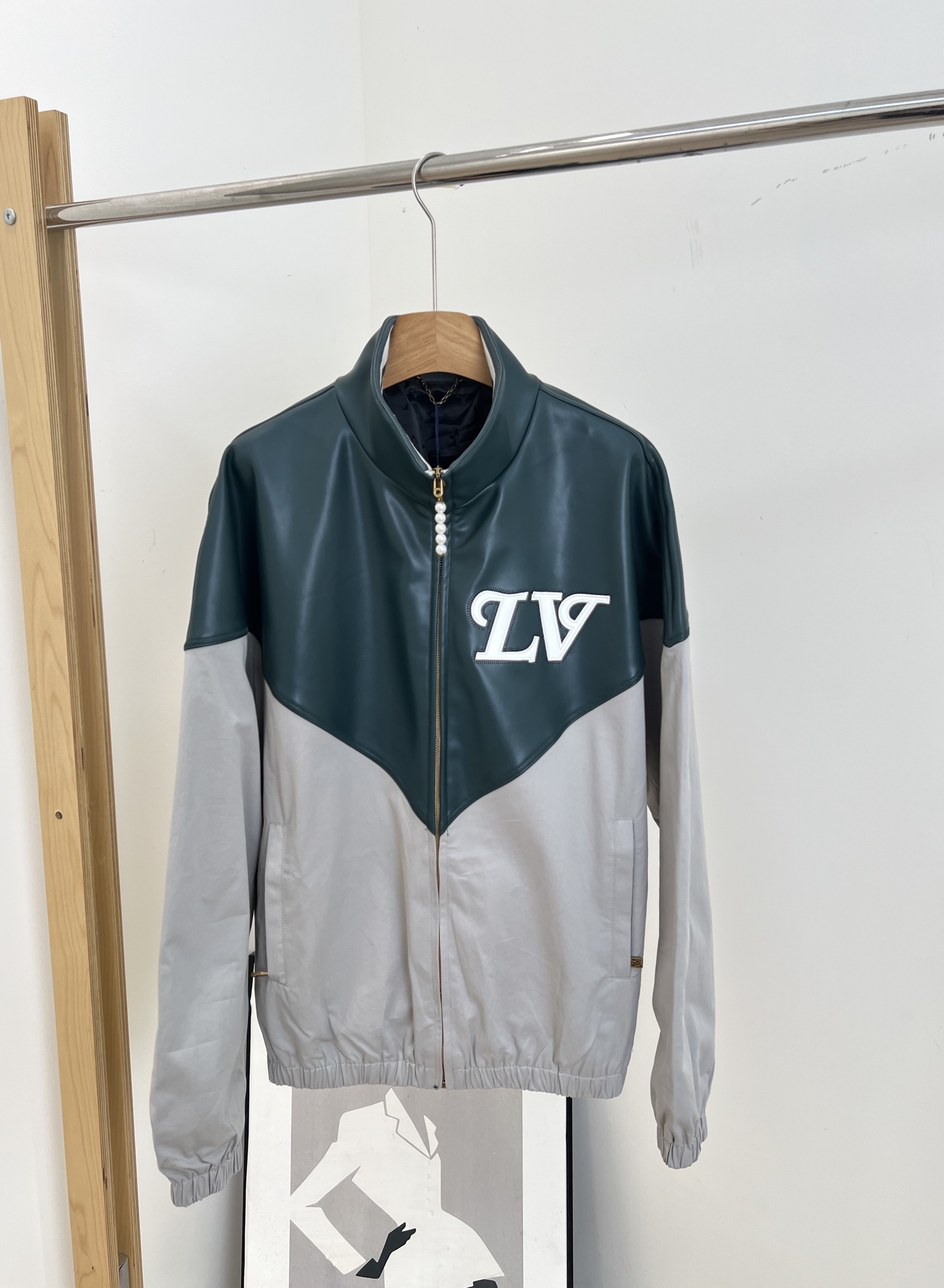 NO:560349,LouisVuitton Louis Vuitton's new fall and winter style casual jackets and sweatshirts with stand-up collars and sweatshirts continue the new season American college style. The sharp-cornered yoke is presented in glossy leather. The nylon blend on the lower half of the LV intarsia logo creates a sharp contrast. The elastic hem and cuffs. Eye-catching logo appears on the collar. Beaded zipper pull details. 3D intarsia logo on the chest. Black jacquard logo lining. Logo embroidery on the back. Unisex size S M L  XL,,louis vuitton,louis vuitton,louis vuitton,jackets & coats,alexander wang19860909LouisVuitton 路易 秋冬新款 立领拼接休闲夹克、运动衫延续新季美式学院风、以亮面皮革呈现尖角育克、LV 嵌花标识下半部分的锦纶混纺形成鲜明反差、弹力下摆和袖口、衣领跃现醒目标识、珠饰拉链头细节、胸前 3D 嵌花标识、黑色提花标识内衬、后领标识刺绣 男女同款 码数S M L XL,,louis vuitton,louis vuitton,louis vuitton,jackets & coats,alexander wang,Women's clothing