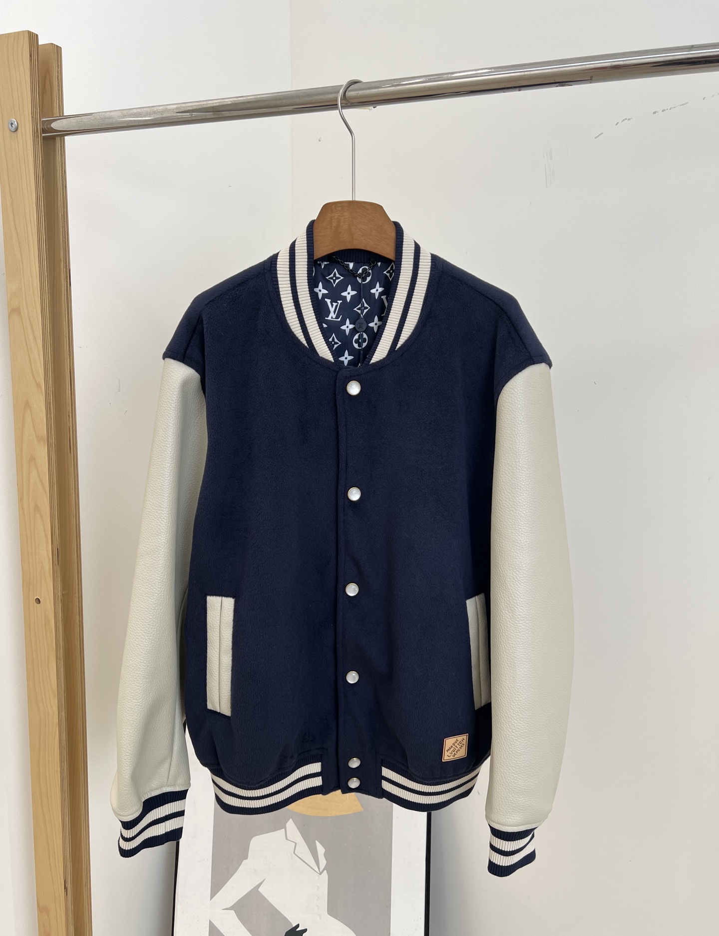 NO:560352,LouisVuitton Louis' new autumn and winter model, stand-collar patchwork baseball jacket, cotton-wool blend body and grained leather sleeves, Marque L.Vuitton Déposée leather patches, 2 Rue du Pont Neuf leather patches and embroidery, contrasting Monogram lining, pearlescent buttons with perfect details ribbed collar, hem and cuffs, selvage pockets, loose fit, unisex size S M L XL,,louis  vuitton,louis vuitton,jackets & coats,alexander wang19860909LouisVuitton 路易 秋冬新款 立领拼接棒球夹克、棉毛混纺衣身与粒面皮革衣袖、Marque L.Vuitton Déposée 皮革贴饰、2 Rue du Pont Neuf 皮革贴饰和刺绣、撞色 Monogram 内衬、珠光纽扣完善考究细节罗纹衣领、下摆和袖口、镶边口袋、宽松版型、男女同款 码数S M L XL,,louis vuitton,louis vuitton,jackets & coats,alexander wang,Women's clothing