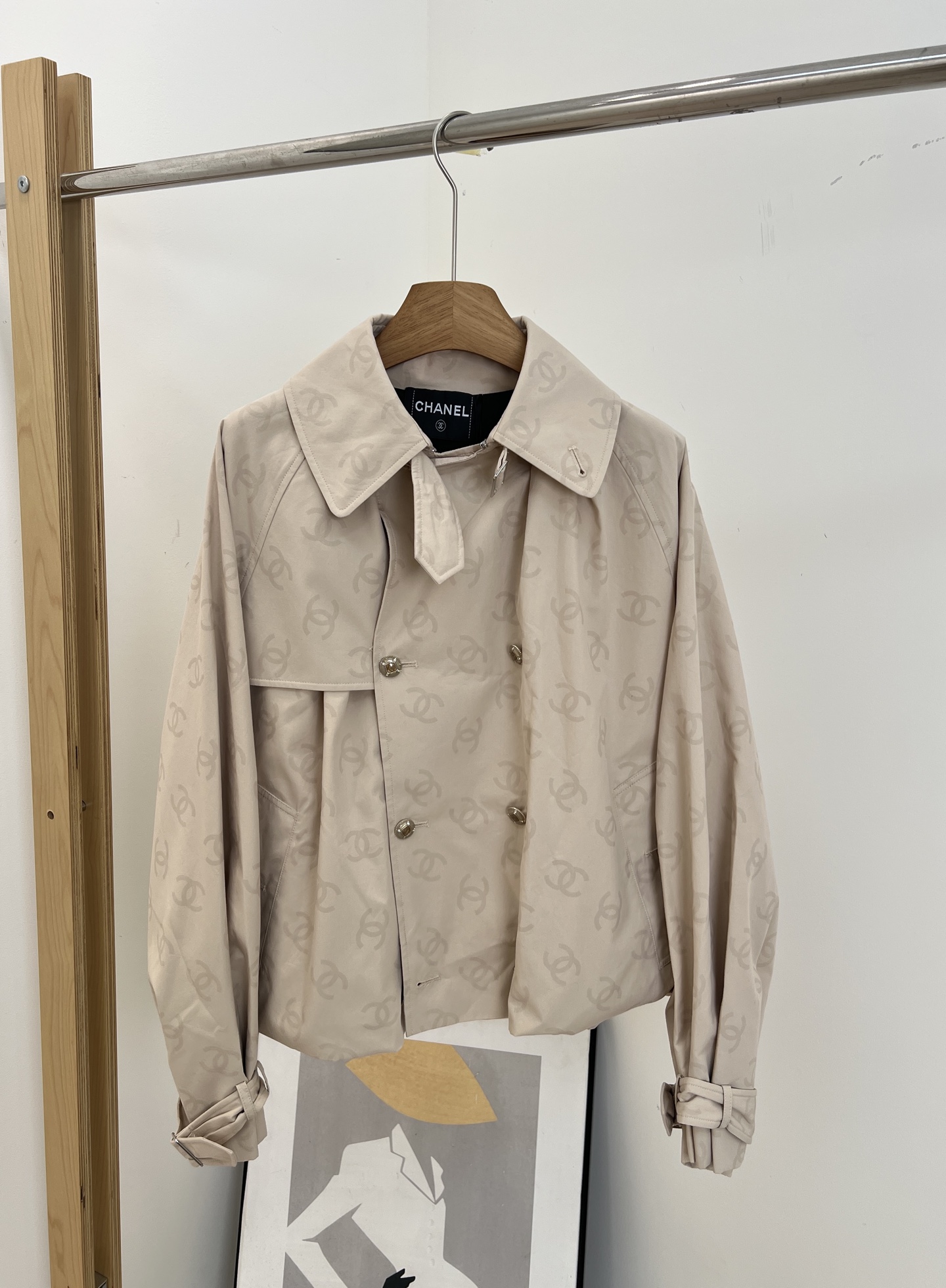 NO:560358,ChaneI new autumn and winter style jacquard short windbreaker jacket, custom-made classic embroidery double C high-density three-dimensional effect, mid-century style distressed retro, custom star embossed hardware buckle, loose fit size SML,,chanel,jackets & coats,alexander wang19860909ChaneI 秋冬新款 提花短款风衣外套、定做经典刺绣双C高密度立体感超绝、中古风做旧复古、定制星星浮雕五金扣、宽松版型 码数SML,,chanel,jackets & coats,alexander wang,Women's clothing