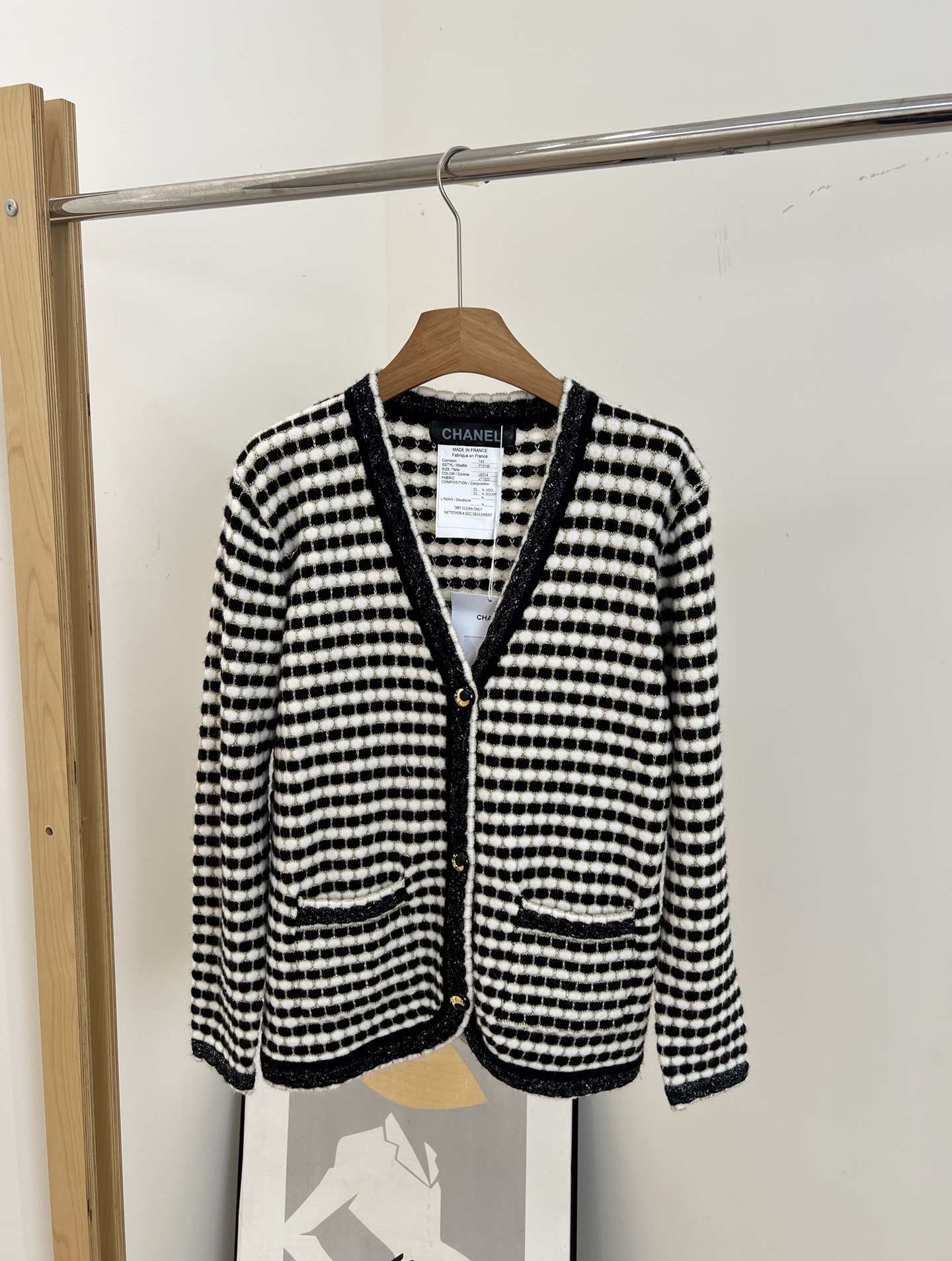 NO:560373,CHANEL's new autumn and winter black and white plaid cardigan, classic contrasting design + gold thread embellishment, retro elegance, cashmere blend material, soft and warm, V-neck + gold buttons + double pockets, casual fit, size SML,,chanel,alexander wang19860909CHANEL 秋冬新款 黑白格纹开衫,经典撞色设计+金丝线点缀、复古优雅感拉满、羊绒混纺材质、柔软又保暖、V领+金色纽扣+双口袋、休闲版型 码数SML,,chanel,alexander wang,Women's clothing