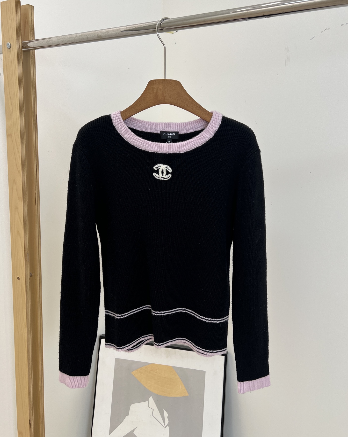 NO:560363,ChaneI autumn and winter new style contrasting color knitted top, black color matching collar + cuffs, simple and detailed, double C embroidery on the front is very recognizable, soft knitted fabric, loose fit, size S M L,,chanel,alexander wang19860909ChaneI 秋冬新款 撞色针织上衣、黑色拼色领口+袖口、简约又有细节感、正面双C刺绣超有辨识度、柔软针织面料、宽松版型 码数S M L,,chanel,alexander wang,Women's clothing
