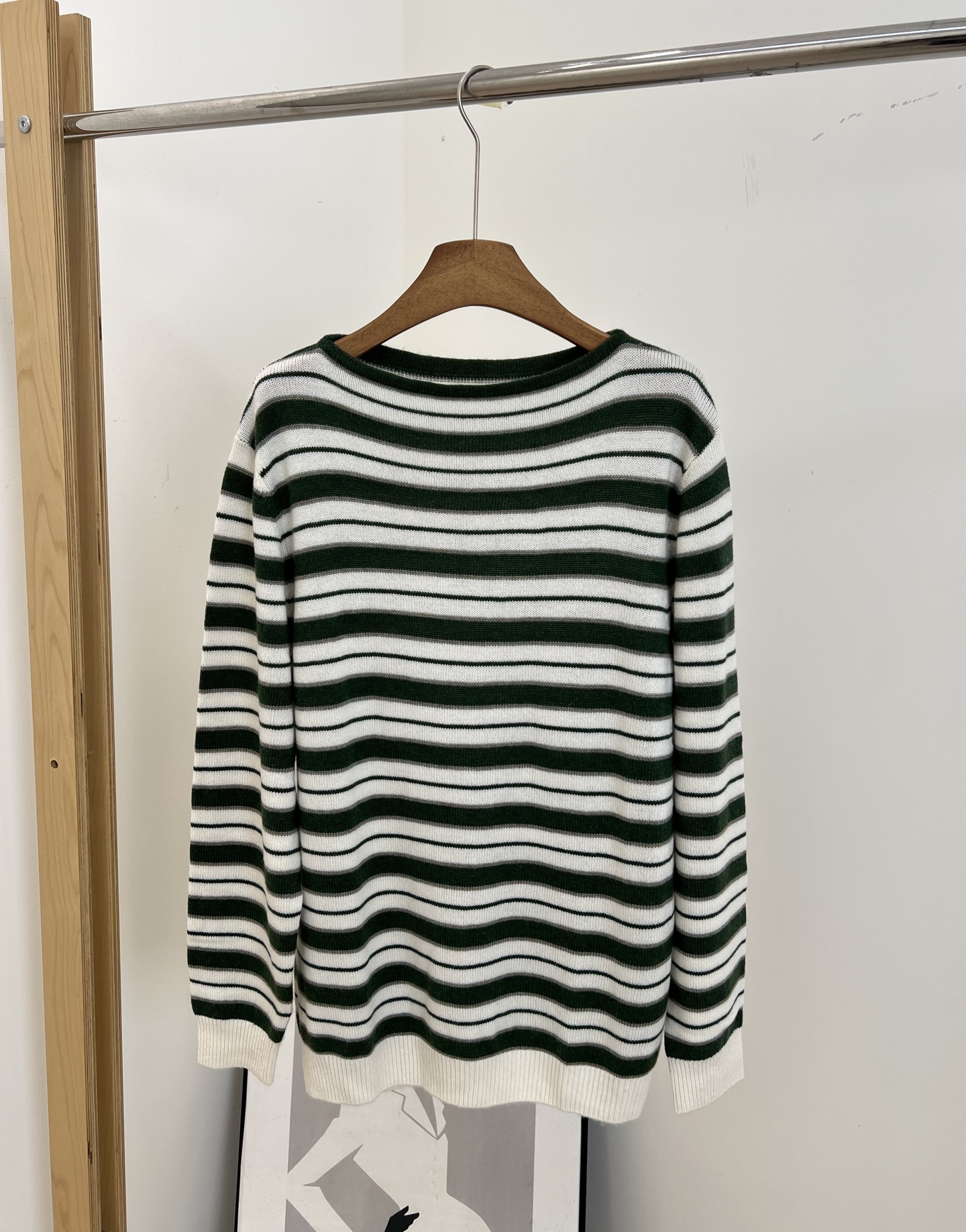 NO:560330,Loro Piana LP new autumn and winter striped cashmere sweater, dark green + off-white low saturation stripes, simple and lazy style, easy to control for commuting and leisure, loose fit + round neck design, comfortable and versatile. Size S M L,,loro piana,loro piana,alexander wang19860909Loro Piana LP 秋冬新款 条纹山羊绒针织衫,深绿+米白低饱和条纹、简约慵懒风、通勤休闲都能轻松驾驭、宽松版型+圆领设计、舒适又百搭 码数S M L,,loro piana,loro piana,alexander wang,Women's clothing