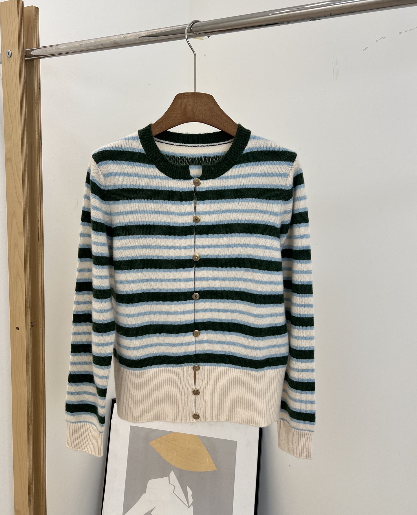 NO:560335,Loro Piana LP new autumn and winter striped knitted cardigan, contrasting stripes + handmade buttons, soft, delicate and warm, can be easily controlled in minimalist or light luxury style, casual version, size S M L,,loro piana,loro piana,alexander wang19860909Loro Piana LP 秋冬新款 条纹针织开衫、撞色条纹+手工纽扣、柔软细腻又保暖、极简or轻奢风都能轻松驾驭、休闲版型 码数S M L,,loro piana,loro piana,alexander wang,Women's clothing